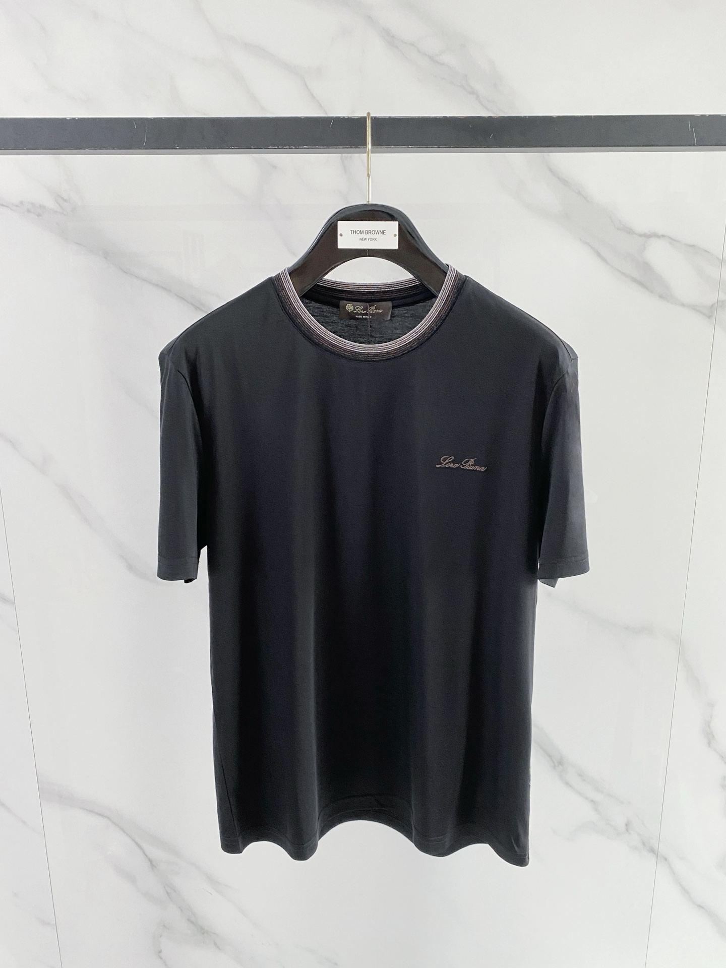 Loro Piana🌟醋酸面料🌟正常版型2026春夏新款首发专柜最新款短袖圆领T恤 高端订制 设计前卫时