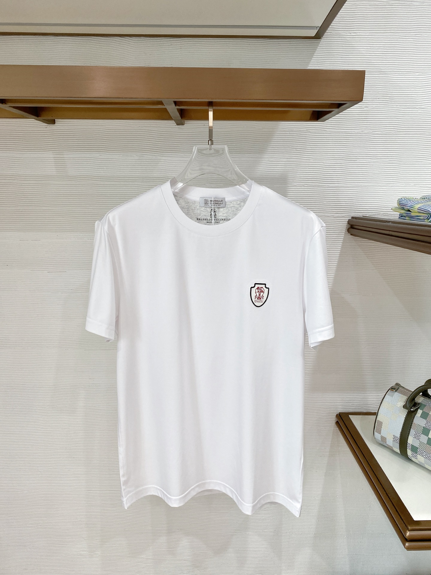 NO:836853,Old money BC iconic logo Brun*llo Cucin*ill 2026SS men's business round neck short-sleeved T-shirt. Every piece of BC's ready-to-wear is a unique luxury style. Simple and elegant high-luxury quality experience, it is the taste you should have when wearing it alone! BC's ready-made clothes focus on the artistry and exquisite workmanship of clothing, abandoning complexity and cumbersomeness and have always belonged to BC. It is an important plot of the story, a truly low-key luxury work, don't miss it. Color white/black/green  Size M/L/XL/2XL/3XL M shoulder width 43 bust 100 length 67 sleeve length 21, brunello cucinelli, T-shirt, tees, t-shirt,19860909老钱 Bc标志性logo Brun*llo Cucin*ill 2026SS 男士商务圆领短袖T恤 BC的每一件成衣都是独一无二的奢品风采.简约大气的高奢品格体验,单穿内搭都是该有的品味! BC的成衣注重服装的艺术性和精良做摒弃繁复累赘一直属于BC. 它是故事的重要情节,真正低调奢华之作,切勿错过. 颜色白色/黑色/绿色 尺码M/L/XL/2XL/3XL M肩宽43胸围100衣长67袖长21,,brunello cucinelli,T-shirt,tees，t-shirt,,Men's clothing