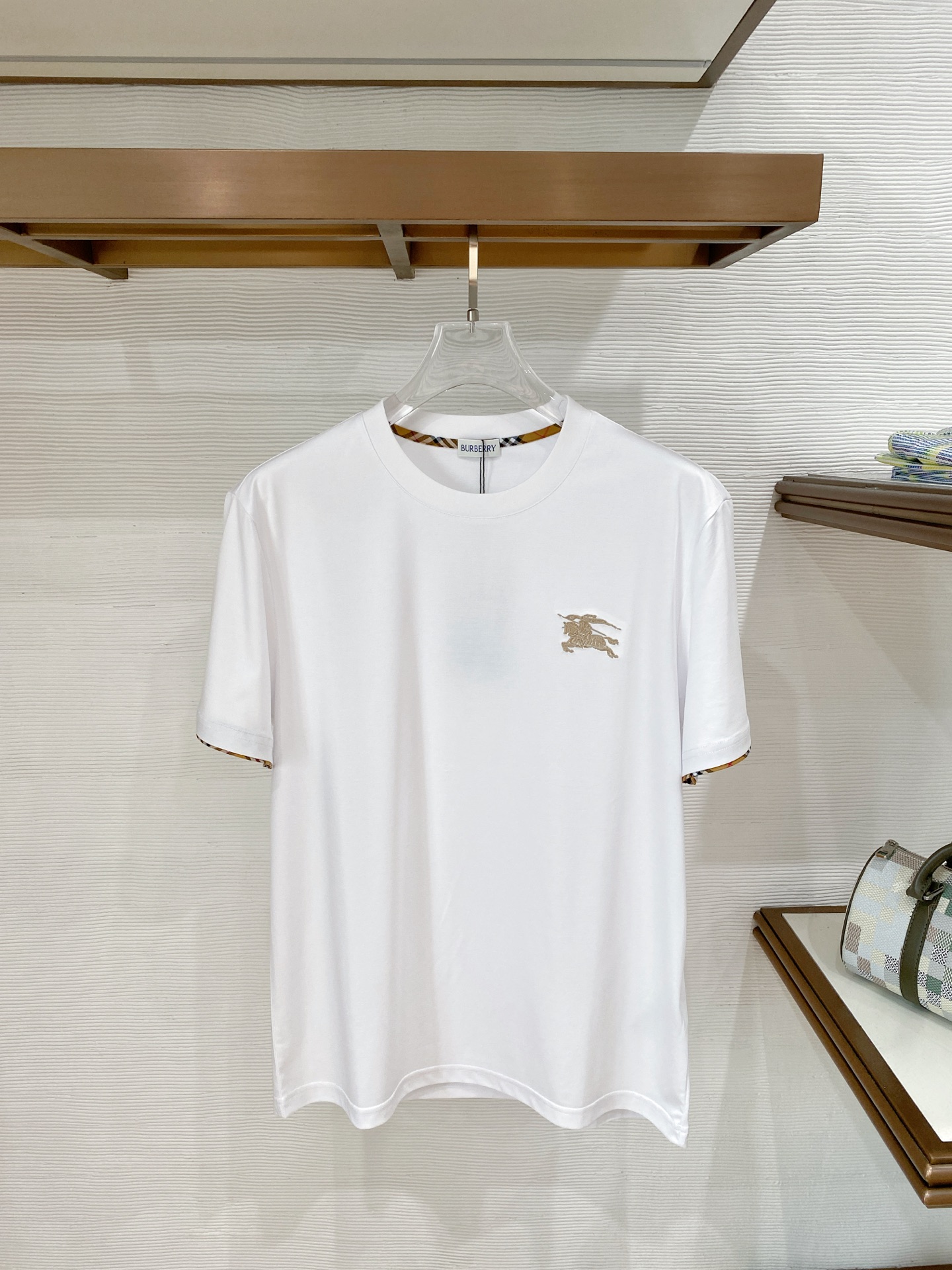 NO:836847,Burberry acetate fabric normal version 2026 spring and summer new style debut counter latest short-sleeved round neck T-shirt high-end custom design avant-garde fashion!  The brand logo is designed with heavy craftsmanship. High-end customized double-ply high-end fabrics. Soft to the touch. Comfortable to wear. Exquisite stitching at the counter level. Fine workmanship. The upper body effect is incomparably handsome!  A must-have item for a stylish man!  Color Black White Size M-3XL,,burberry,T-shirt,tees,t-shirt,19860909巴宝莉醋酸面料正常版型 2026春夏新款首发专柜最新款短袖圆领T恤 高端订制 设计前卫时尚！品牌logo重工艺设计 高端定制双股高定面料.手感柔软.穿着舒适.专柜级别精致车线.做工精细.上身效果无敌帅气！型男必备单品！ 颜色黑色 白色  码数M-3XL,,burberry,T-shirt,tees，t-shirt,,Men's clothing