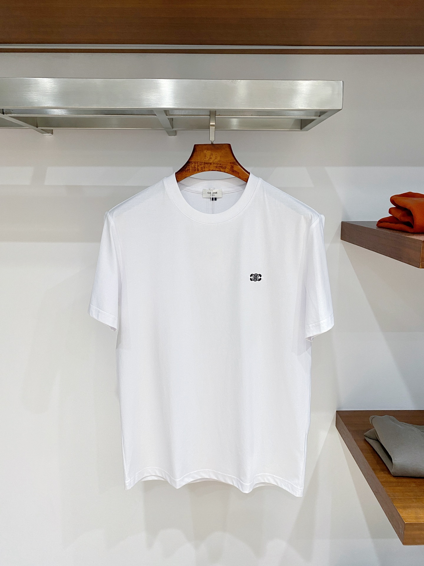NO:837703,Celine selects lyocell skin-friendly fabrics to return to the essence of clothing. The delicate and smooth fabrics bring a comfortable wearing experience. The brand logo on the chest is low-key and unobtrusive, and the classic black and white color scheme easily controls business commuting and daily leisure, showing a calm style. Size M-4XL,,celine,19860909Celine 甄选莱赛尔亲肤面料,回归衣物本质,细腻顺滑面料带来自在穿着体验.胸前品牌徽标低调不张扬,黑白经典配色轻松驾驭商务通勤与日常休闲,尽显沉稳格调. 码数M-4XL,,celine,,Men's clothing