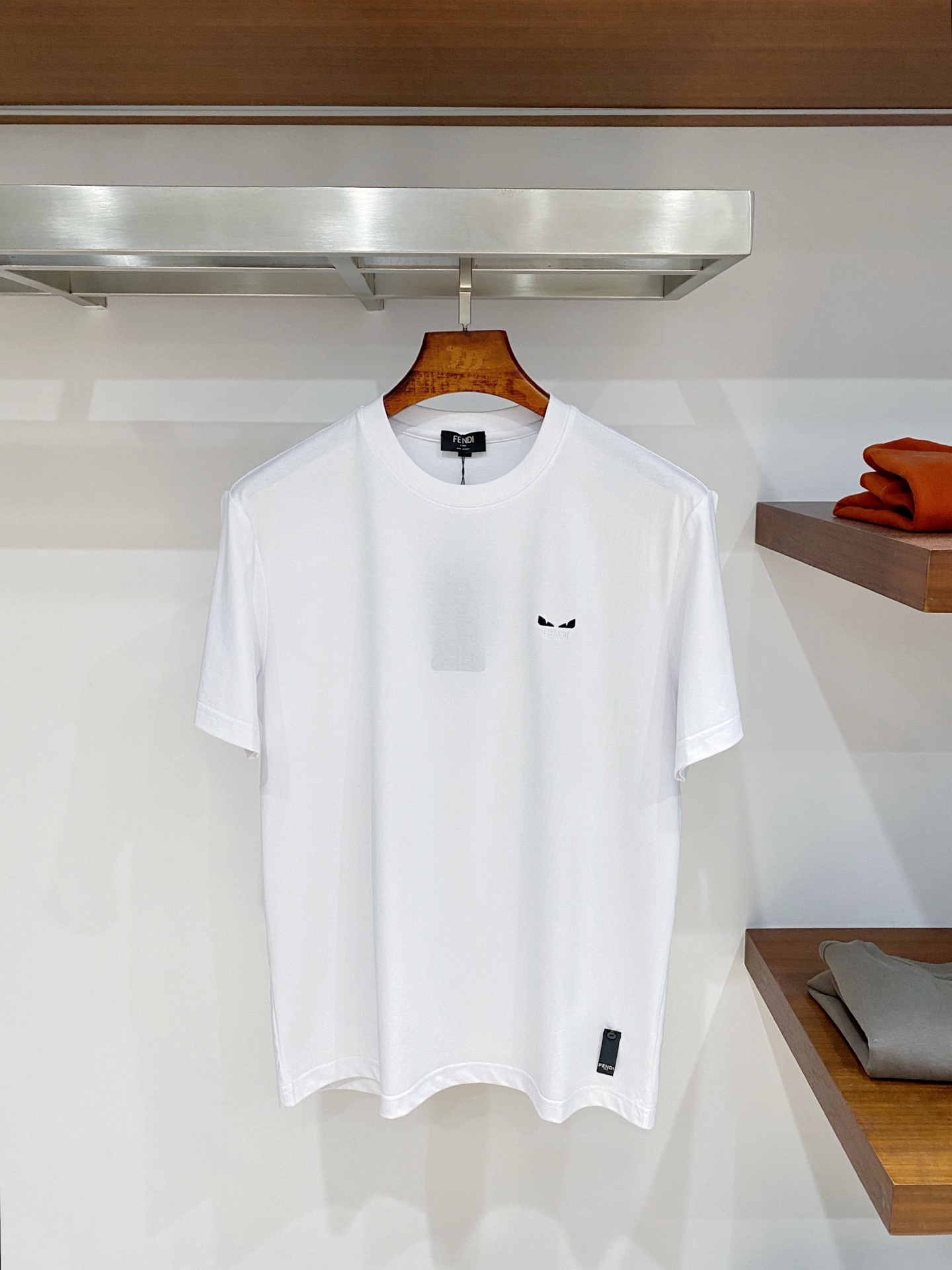 NO:837708,Fendi selects lyocell skin-friendly fabrics to return to the essence of clothing. The delicate and smooth fabrics bring a comfortable wearing experience. The brand logo on the chest is low-key and unobtrusive, and the classic black and white color scheme easily controls business commuting and daily leisure, showing a calm style. Size M-4XL,,fendi,19860909Fendi 甄选莱赛尔亲肤面料,回归衣物本质,细腻顺滑面料带来自在穿着体验.胸前品牌徽标低调不张扬,黑白经典配色轻松驾驭商务通勤与日常休闲,尽显沉稳格调. 码数M-4XL,,fendi,,Men's clothing