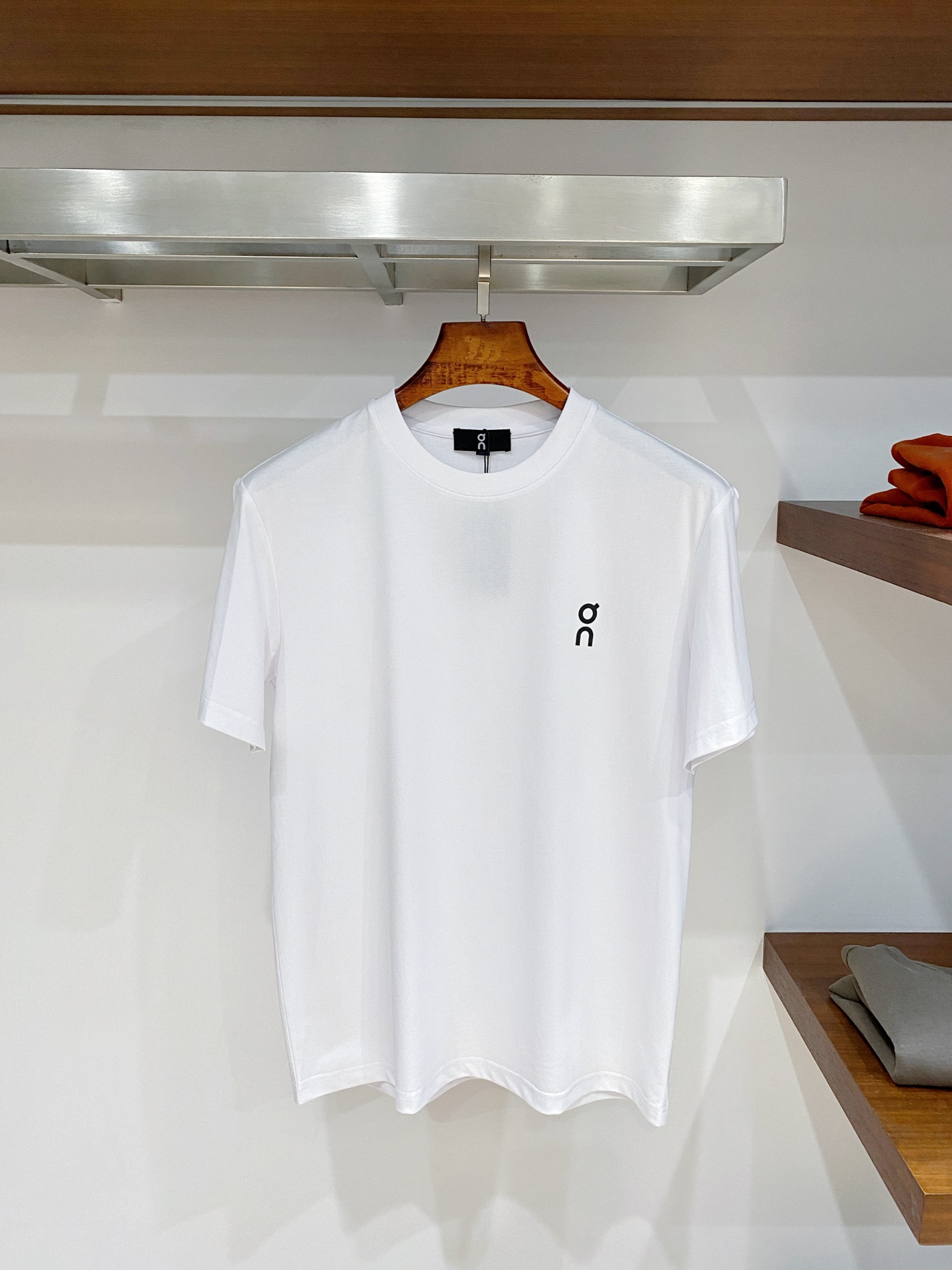 NO:837698,Angpaa selects Lyocell skin-friendly fabrics to return to the essence of clothing. The delicate and smooth fabrics bring a comfortable wearing experience. The brand logo on the chest is low-key and unobtrusive, and the classic black and white color scheme easily controls business commuting and daily leisure, showing a calm style. Size M-4XL,,19860909昂跑 甄选莱赛尔亲肤面料,回归衣物本质,细腻顺滑面料带来自在穿着体验.胸前品牌徽标低调不张扬,黑白经典配色轻松驾驭商务通勤与日常休闲,尽显沉稳格调. 码数M-4XL,,,Men's clothing