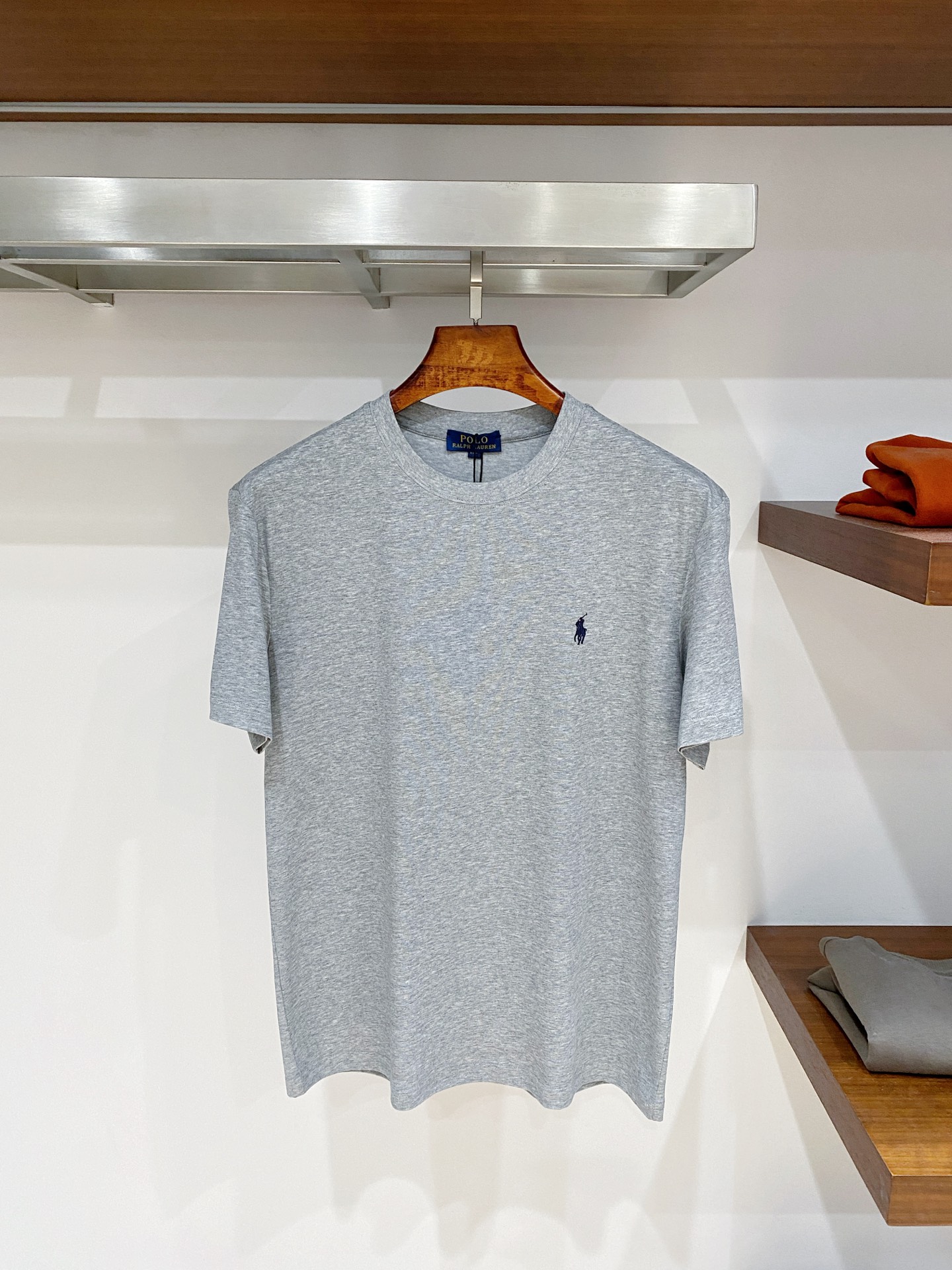 NO:837714,Ralph Lauren selects lyocell skin-friendly fabrics to return to the essence of clothing. The delicate and smooth fabrics bring a comfortable wearing experience. The brand logo on the chest is low-key and unobtrusive, and the classic color scheme easily manages business commuting and daily leisure, showing a calm style. Size M-4XL,, loro piana,19860909Ralph Lauren 甄选莱赛尔亲肤面料,回归衣物本质,细腻顺滑面料带来自在穿着体验.胸前品牌徽标低调不张扬,经典配色轻松驾驭商务通勤与日常休闲,尽显沉稳格调. 码数M-4XL,,loro piana,,Men's clothing