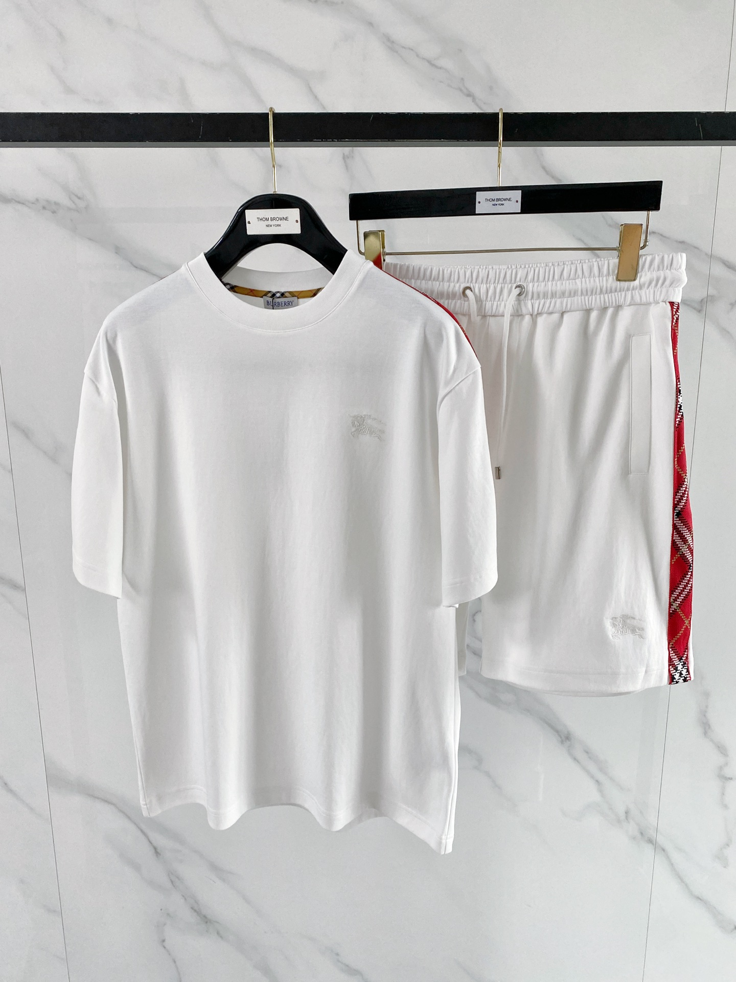 NO:848805,/Set Burberry 2026 spring and summer new suit, lazy people can just close their eyes and buy it!  You can wear a complete set of T-shirts and shorts. You don’t have to worry about putting them together. You can get it in 5 minutes when you go out. The fabric is super comfortable, high-count combed cotton, skin-friendly and breathable, with good drape. It is refreshing and not sweaty in summer. The classic elements are all over the side. The iconic red plaid ribbon + war horse embroidery low-key highlights the brand texture and is highly recognizable. Available in black and white, white is refreshing and age-reducing, and black is cool and versatile, and can be worn by both boys and girls.  Friendly fit, loose T-shirt + straight shorts, no matter your figure, it can be easily managed even if you are slightly fat!  Size 48-56,,burberry,burberry,shorts,tees,t-shirt,19860909/套 Burberry 巴宝莉 2026春夏新款套装,懒人直接闭眼入！ 一套搞定穿搭T恤+短裤成套搭配,不用费心组合,出门5分钟搞定 面料超舒服高支精梳棉面料,亲肤透气,垂坠感好,夏天穿清爽不闷汗 经典元素拉满侧边标志性红格纹织带+战马刺绣,低调彰显品牌质感,辨识度超高 黑白双色可选白色清爽减龄,黑色酷感百搭,男生女生都能穿 版型友好宽松T恤+直筒短裤,不挑身材,微胖也能轻松驾驭！ 码数48-56,,burberry,burberry,shorts,tees，t-shirt,,Men's clothing