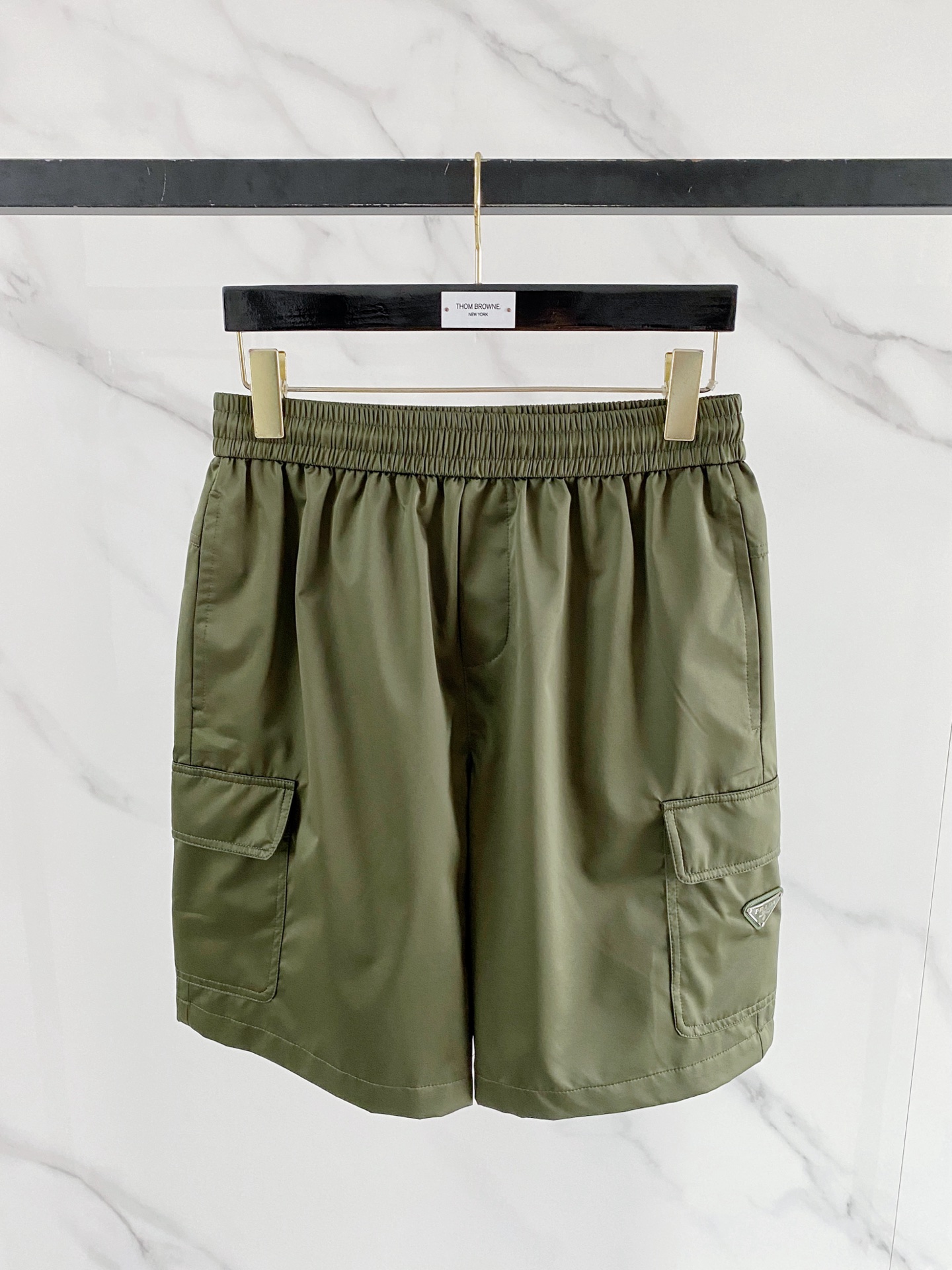 NO:848801,Prada Prada 2026 spring and summer new style!  Tencel-like drape cargo shorts, directly welded to the summer wardrobe!  The upgraded fabric is not stiff nylon, but a thin satin nylon with a soft light like Tencel. It is smooth on the hand and has a full drape. It is breathable and not sweaty in summer. The large work pocket design is practical and has a sense of street cool. The iconic triangle logo on the side low-key highlights the brand DNA. Military green/black two-color options, the military green is retro and eye-catching, and the black is versatile and slimming. The loose straight version is suitable for both boys and girls regardless of body shape!  Code number 48-56,,prada,prada,shorts,19860909Prada 普拉达 2026春夏新款！天丝感垂坠工装短裤,直接焊在夏日衣柜！ 面料升级不是硬挺尼龙,是带天丝般柔光的轻薄缎面尼龙,上手滑溜溜,垂坠感拉满,夏天穿透气不闷汗 工装大口袋设计,实用又自带街头酷感 侧边标志性三角标,低调彰显品牌DNA 军绿/黑色双色可选,军绿复古吸睛,黑色百搭显瘦 宽松直筒版型,不挑身材,男生女生都能轻松驾驭！ 码数48-56,,prada,prada,shorts,,Men's clothing