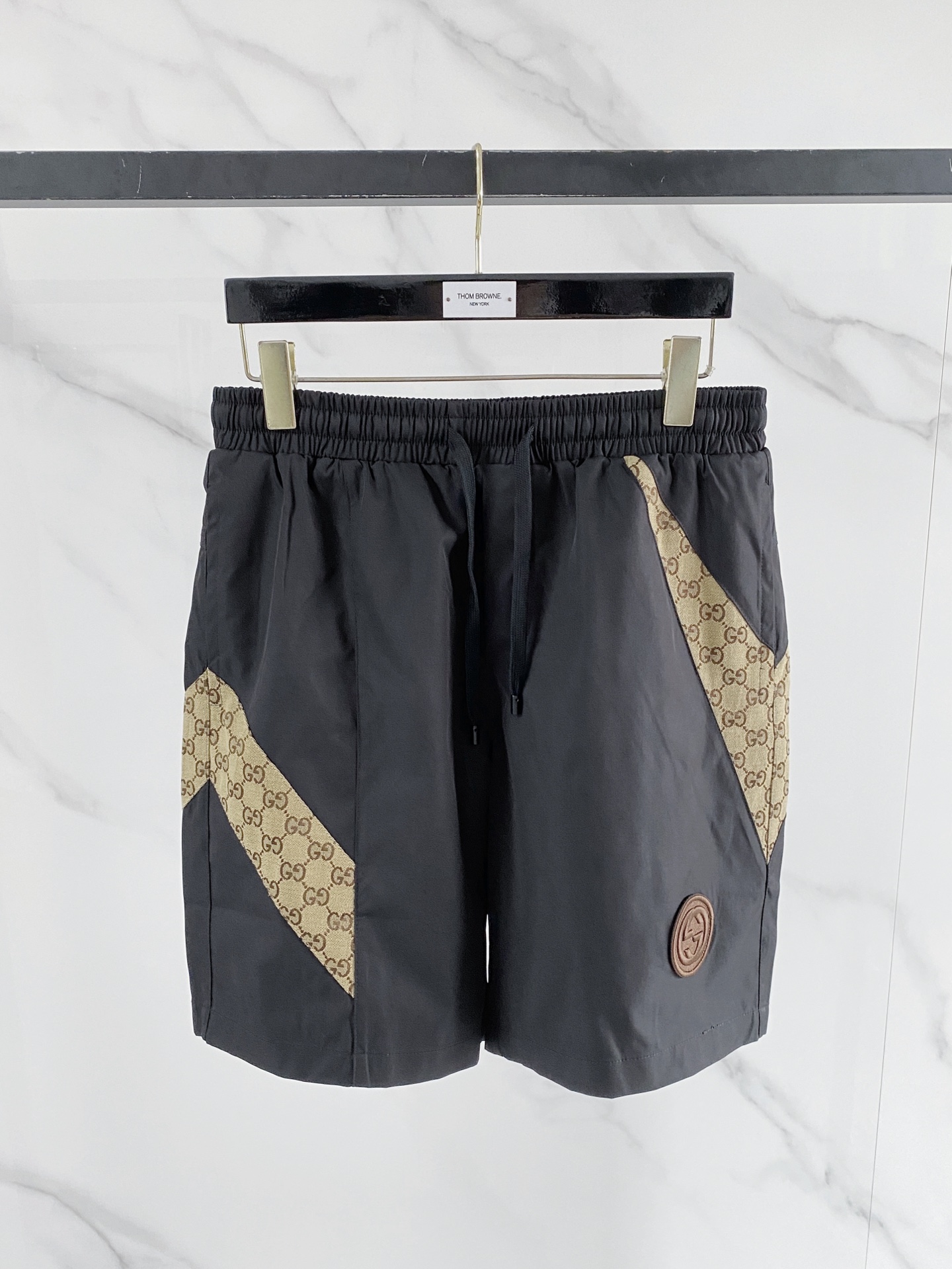 NO:848803,Gucci 1956 Gucci new spring and summer presbyopic shorts, welded directly into the summer wardrobe!  Classic GG presbyopic twill stitching, full of recognition, and the upper body has a retro and high-end feel. High-count breathable fabrics, stiff but not soft, refreshing and not sweaty in summer. Elastic drawstring waistband + loose straight cut, suitable for both men and women regardless of body shape. Off-white/charcoal black two-color optional, white is refreshing and reduces age, black is versatile and slimming, close your eyes without stepping on the thunder!  Code number 48-56,,gucci,gucci,shorts,19860909古驰1956 Gucci春夏新款老花短裤,直接焊在夏日衣柜里！ 经典GG老花斜纹拼接,辨识度拉满,上身自带复古高级感 高支透气面料,挺括不软塌,夏天穿清爽不闷汗 松紧抽绳腰头+宽松直筒剪裁,不挑身材,男女都能搭 米白/炭黑双色可选,白的清爽减龄,黑的百搭显瘦,闭眼入不踩雷！ 码数48-56,,gucci,gucci,shorts,,Men's clothing