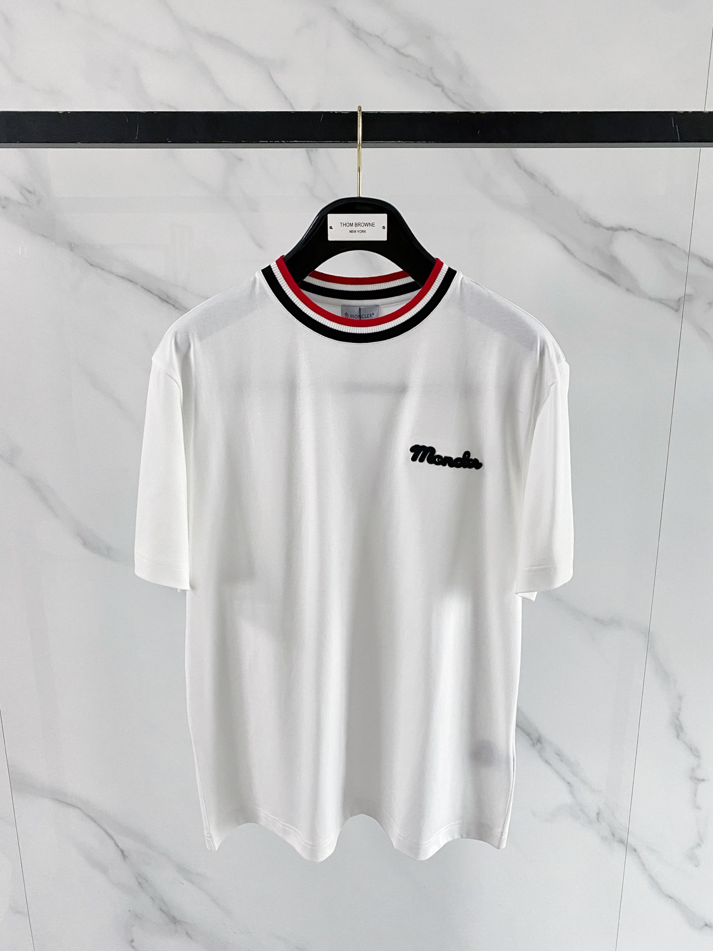NO:848786,Moncler Mouth Mouth 2026ss Spring and Summer New Moncler Classic Contrast Collar T-Shirt | Black and White Two Colors A must-have basic ceiling for the spring and summer of 2026. The brand's iconic red and white webbing collar is self-recognizable. The handwritten embroidery logo is low-key and exquisite. It is paired with high-count cotton fabrics. It drape and is stiff but not soft.  Slightly loose off-the-shoulder tailoring modifies the shoulder line, the same style for men and women regardless of body shape, black/white two-color suitable for all spring and summer dressing scenes, easy to achieve a relaxed and elegant feeling Size S-XXL, Moncler, tees, t-shirt,19860909Moncler 蒙口 2026ss春夏新款 Moncler经典撞色领T恤 | 黑白双色 2026年春夏必入的基础款天花板,品牌标志性红白织带领口自带辨识度 手写体刺绣Logo低调精致,搭配高支棉面料,垂坠挺括不软塌 微宽松落肩剪裁修饰肩线,男女同款不挑身材,黑/白双色适配所有春夏穿搭场景,轻松拿捏松弛贵气感 码数S-XXL,,Moncler,tees，t-shirt,,Men's clothing