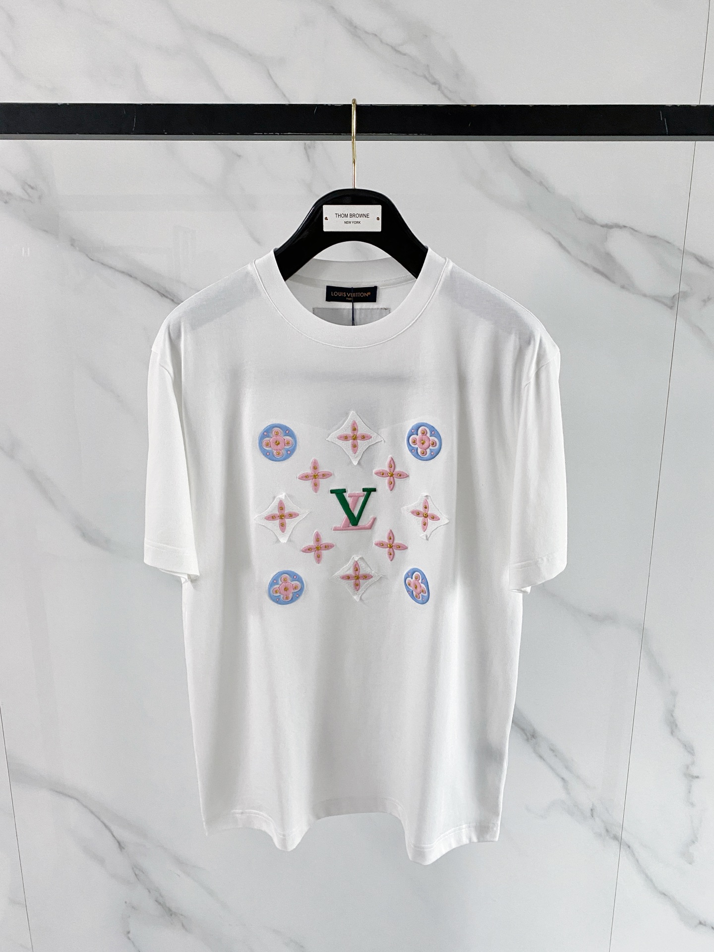 NO:848804,LV colorful embroidered presbyopic Tee | Wear the brand DNA on your body. 2026ss new spring and summer short-sleeved T-shirt. Classic Monogram presbyopic, re-injected into the macaron color system. Three-dimensional embroidery technology, pink four-leaf flower + blue round heraldry, superb layering. Loose off-shoulder tailoring, available in black/white. Low-key and non-colliding, the upper body has a relaxed and noble feeling. Size S-XXL, Louis  vuitton,T-shirt,tees,t-shirt,19860909LV彩色刺绣老花Tee | 把品牌DNA穿在身上 2026ss春夏新款短袖T恤 经典Monogram老花,被重新注入马卡龙色系 立体刺绣工艺,粉色四叶花+蓝调圆形纹章,层次超绝 宽松落肩剪裁,黑/白两色可选 低调不撞款,上身自带松弛贵气感 码数S-XXL,,louis vuitton,T-shirt,tees，t-shirt,,Men's clothing