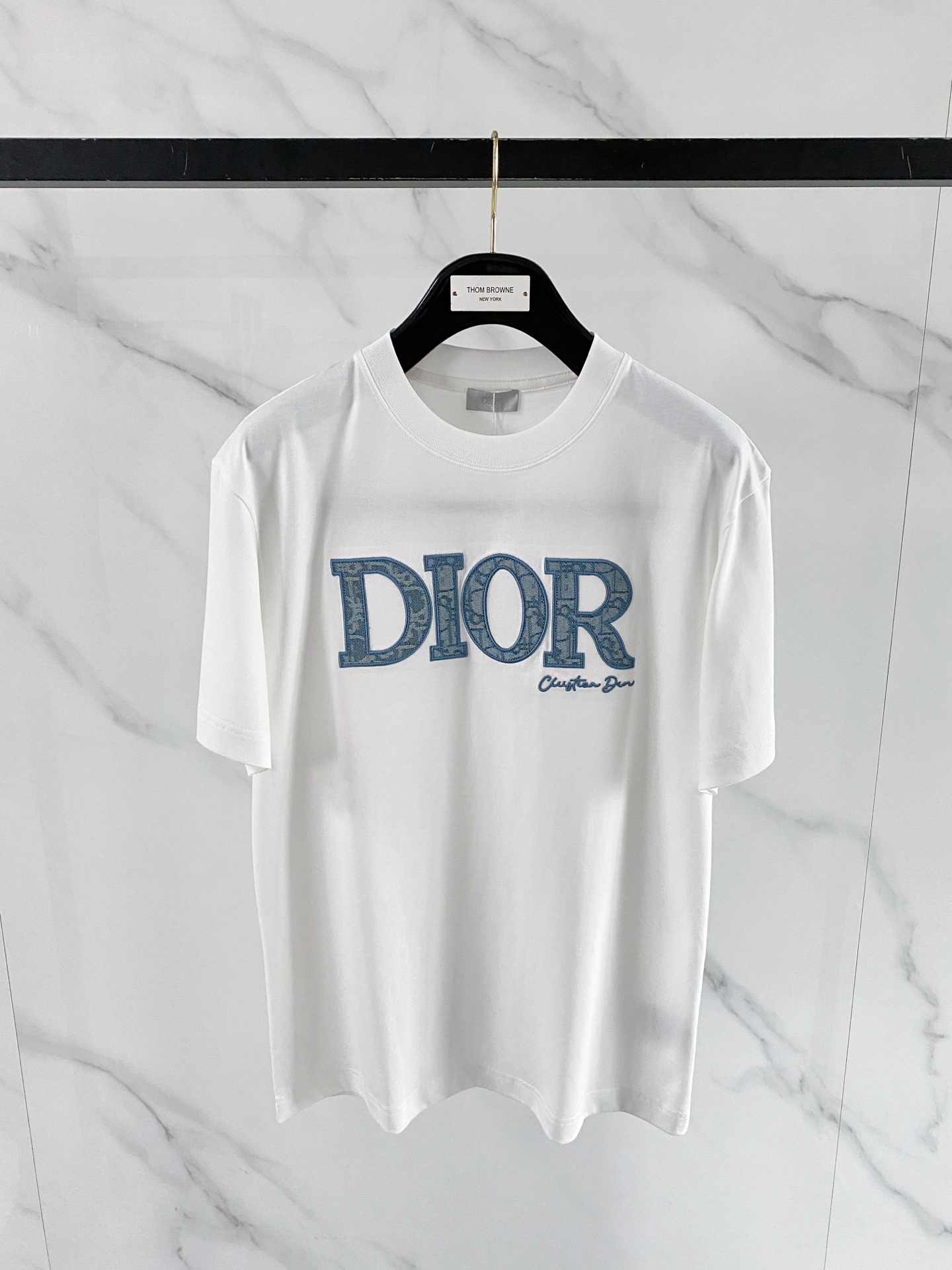 NO:848789,Dior Dior 2026 spring and summer new short-sleeved T-shirt, Dior classic Oblique embroidered T-shirt | black/white two-color, the brand's iconic model that must be purchased in the 2026 spring and summer, blue Oblique presbyopia embroidered letters on the chest, with handwritten signature details, with high level of recognition  The high-count cotton fabric is draped and crisp, and the slightly loose off-shoulder cut modifies the shoulder line. The black/white two-tone color is suitable for all spring and summer dressing scenes, and it is easy to achieve the French relaxed and elegant feeling. Size S-XXL, dior, dior, T-shirt, tees, t-shirt,19860909Dior 迪奥2026春夏新款短袖T恤,Dior 经典Oblique刺绣T恤 | 黑/白双色 2026春夏必入的品牌标志性款,胸前蓝调Oblique老花刺绣字母,搭配手写体签名细节,自带高级辨识度 高支棉面料垂坠挺括,微宽松落肩剪裁修饰肩线,黑/白双色适配所有春夏穿搭场景,轻松拿捏法式松弛贵气感 码数S-XXL,,dior,dior,T-shirt,tees，t-shirt,,Men's clothing