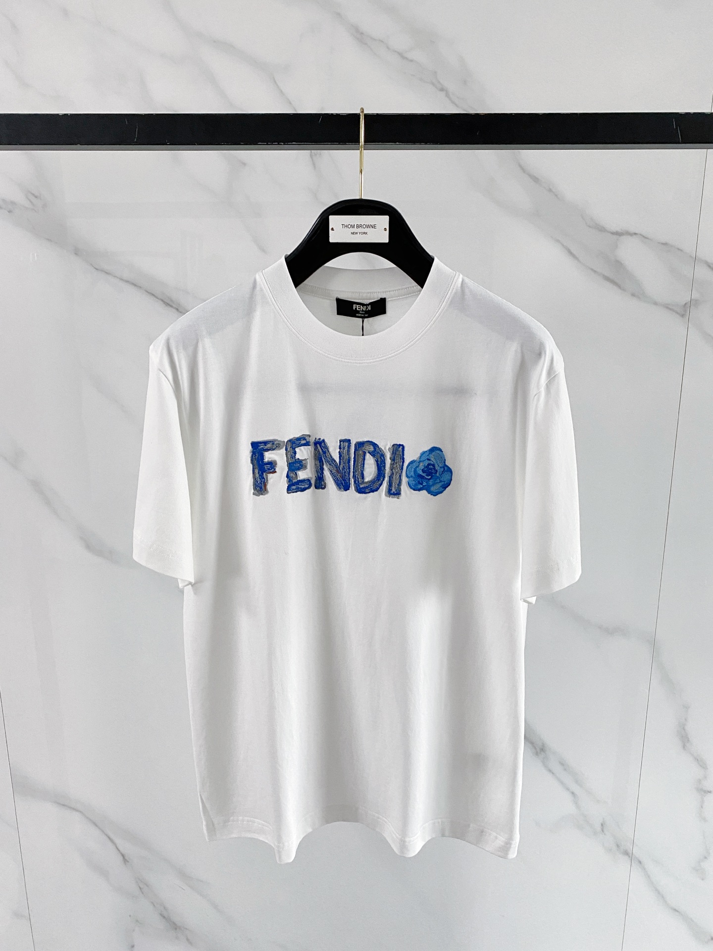 NO:848798,Fendi Fendi 2026 spring and summer new T-shirt, go for the gentle party!  The fabric is super comfortable and high-count combed cotton, soft and skin-friendly, breathable and not sweaty. It is refreshing and comfortable to wear in summer. The hand-painted FENDI letter + rose print on the chest is full of artistic sense. The brushstrokes are delicate and have the texture of oil painting. It is low-key and recognizable. The black and white colors are available. White is refreshing and age-reducing, black is calm and versatile, and both boys and girls can easily control it. The loose and friendly fit is not picky on the figure, and can be worn even if you are slightly fat. It looks good alone or layered!  Size S-XXL,,fendi,fendi,tees,t-shirt,19860909Fendi 芬迪 2026春夏新款T恤,温柔党直接冲！ 面料超舒服高支精梳棉面料,软糯亲肤,透气不闷汗,夏天穿清爽又自在 艺术感拉满胸前手绘风FENDI字母+玫瑰印花,笔触细腻,自带油画质感,低调又有辨识度 黑白双色可选白色清爽减龄,黑色沉稳百搭,男生女生都能轻松驾驭 宽松友好版型不挑身材,微胖也能穿出松弛感,单穿/叠搭都好看！ 码数S-XXL,,fendi,fendi,tees，t-shirt,,Men's clothing