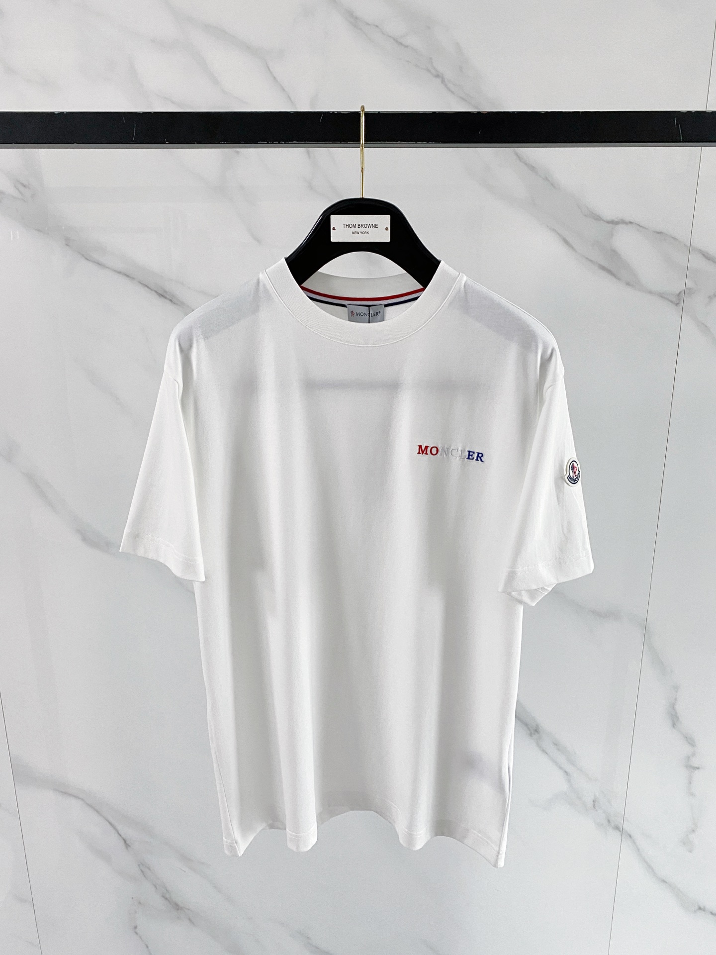 NO:848800,Moncler 2026 spring and summer new contrasting letter embroidered T-shirt | Black/white two-color The brand's basic model that must be purchased in the spring and summer of 2026, the iconic three-color webbing on the neckline + the colorful embroidered logo on the left chest, low-key and recognizable. The high-count cotton fabric is draped and stiff, and the slightly loose shoulder cut is modified to modify the shoulder line. The black/white two-color is suitable for all spring and summer dressing scenes, and it is easy to control the daily relaxation.  Size S-XXL,,Moncler,tees,t-shirt,19860909Moncler 蒙口2026春夏新款撞色字母刺绣T恤 | 黑/白双色 2026春夏必入的品牌基础款,领口标志性三色织带+左胸彩色刺绣Logo,低调又有辨识度 高支棉面料垂坠挺括,微宽松落肩剪裁修饰肩线,黑/白双色适配所有春夏穿搭场景,轻松拿捏日常松弛感 码数S-XXL,,Moncler,tees，t-shirt,,Men's clothing