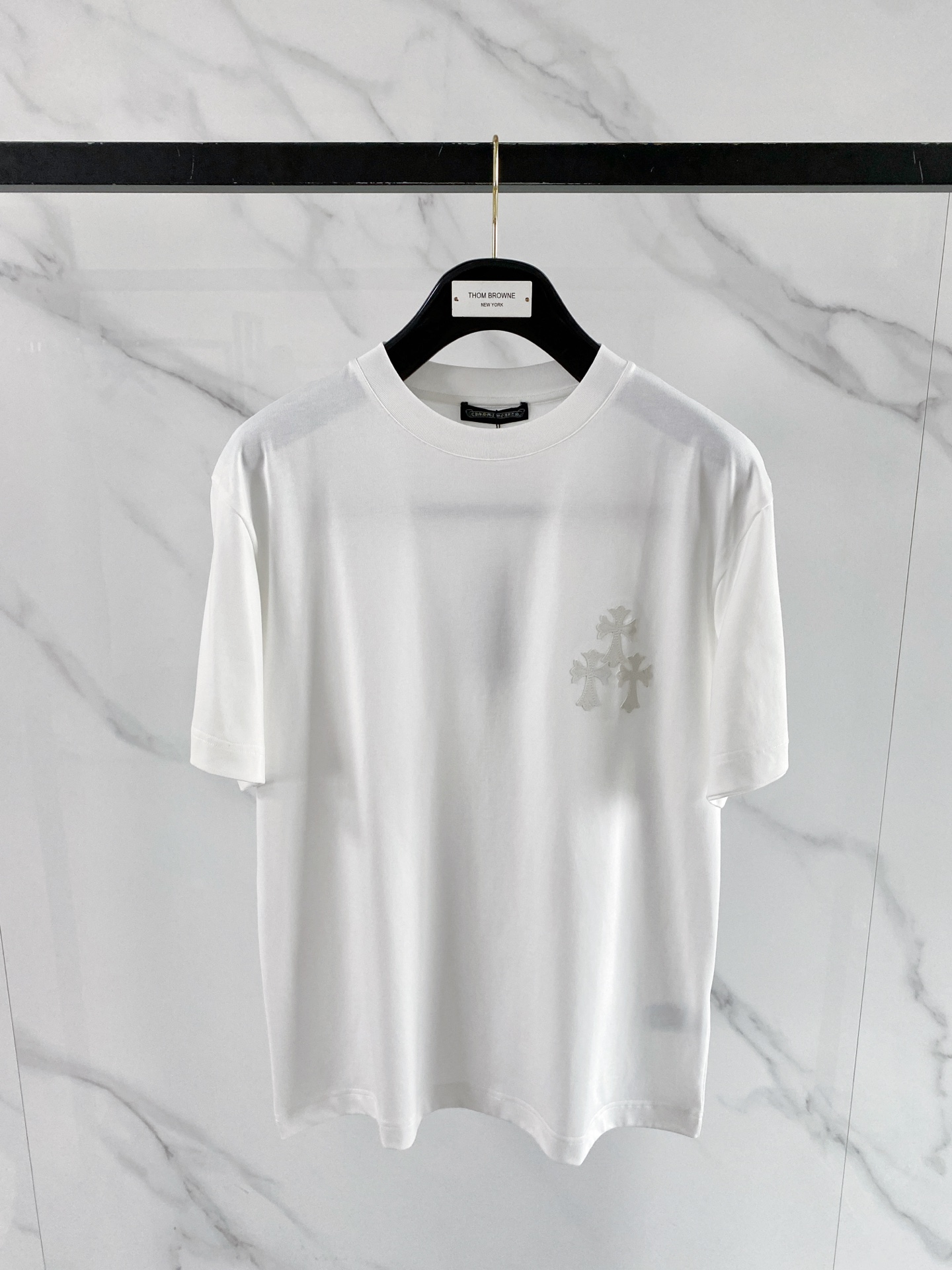 NO:848802,Crow Heart 2026ss new spring and summer cross leather label short-sleeved T-shirt | Minimalist dark style ceiling, low-key hidden high-end details. Three leather cross labels on the left chest, exquisite and full hand-stitched, with unique texture. High-count heavy cotton fabric, draped and stiff, not easy to deform, slightly loose shoulder cut to modify the shoulder line. The 'low-key ruthless goods' of the 2026 spring and summer, boys wear cool and cool, girls wear A and drag, easy to control the relaxed and high-end sense  Size S-XXL,,chrome hearts,T-shirt,tees,t-shirt,19860909克罗心 2026ss春夏新款十字皮标短袖T恤 | 极简暗黑风天花板,低调中暗藏高级细节 左胸三枚皮质十字标,手工缝线精致饱满,自带独特质感 高支重磅棉面料,垂坠挺括不易变形,微宽松落肩剪裁修饰肩线 2026春夏的“低调狠货”,男生穿酷飒、女生穿又A又拽,轻松拿捏松弛高级感 码数S-XXL,,chrome hearts,T-shirt,tees，t-shirt,,Men's clothing