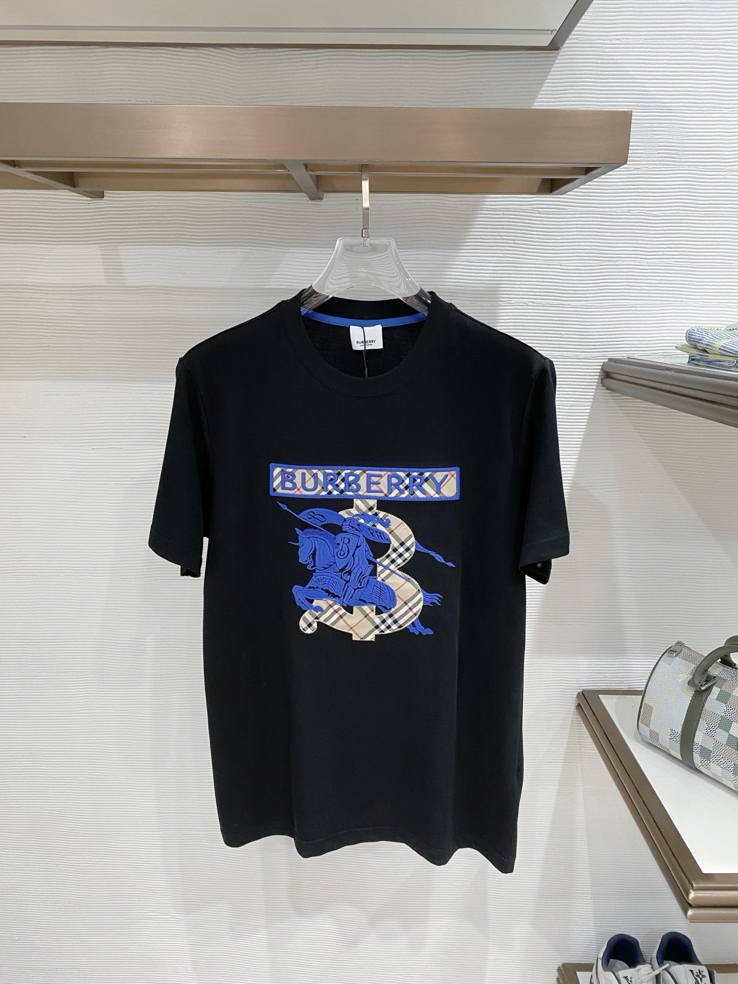 巴宝莉Burberry26FW春夏新款首发专柜最新款短袖圆领T恤 设计前卫时尚！品牌logo重工艺设计 
