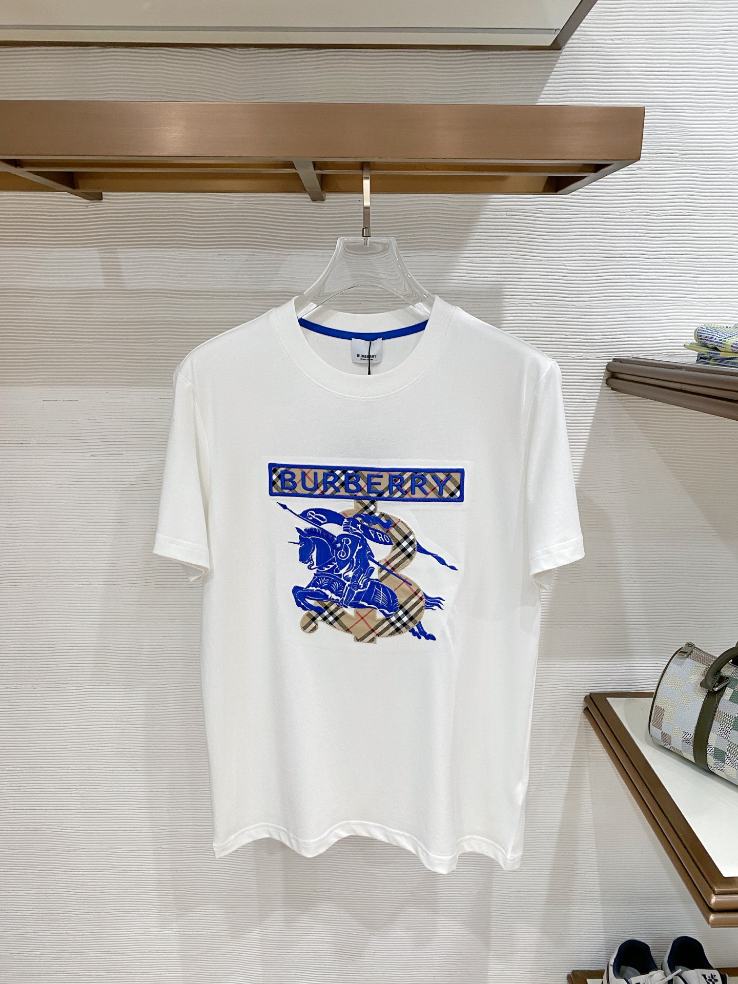 NO:840560,Burberry26FW new spring and summer new debut counter latest short-sleeved round neck T-shirt design is avant-garde and fashionable!  The brand logo is designed with heavy craftsmanship. High-end customized mercerized long-staple cotton fabric. Soft to the touch. Comfortable to wear. Exquisite stitching at the counter level. Fine workmanship. The upper body effect is incomparably handsome!  A must-have item for a stylish man!  Color Black White Size M-3XL,,burberry,burberry,T-shirt,tees,t-shirt,19860909巴宝莉Burberry26FW春夏新款首发专柜最新款短袖圆领T恤 设计前卫时尚！品牌logo重工艺设计 高端定制丝光长绒棉面料.手感柔软.穿着舒适.专柜级别精致车线.做工精细.上身效果无敌帅气！型男必备单品！ 颜色黑色 白色 码数M-3XL,,burberry,burberry,T-shirt,tees，t-shirt,,Men's clothing