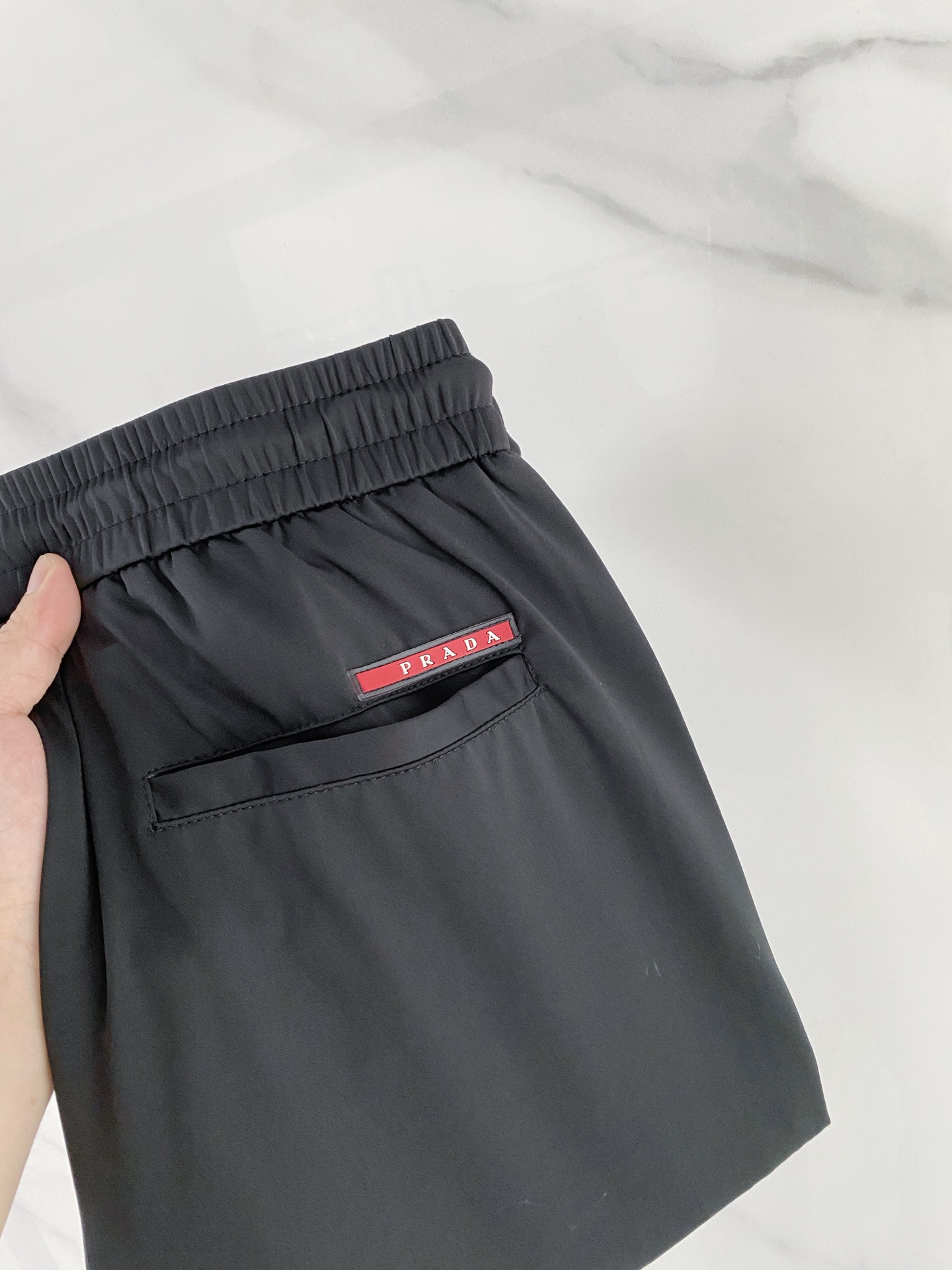 NO:843004,Prada Prada 26ss new spring and summer new casual pants!  The official website simultaneously sells imported and customized high-end quick-drying nylon fabrics with impeccable details and great upper body effects. It is perfect for casual style wear and is a must-have versatile item in your wardrobe!  Code number 29-38,,prada,prada,19860909Prada普拉达26ss春夏新品新款休闲裤！官网同步发售进口定制高端速干锦纶面料,细节无可挑剔,上身效果超棒,完美兼具休闲风格穿搭,衣橱里必不可缺少的百搭臻品！ 码数 29-38,,prada,prada,,Men's clothing