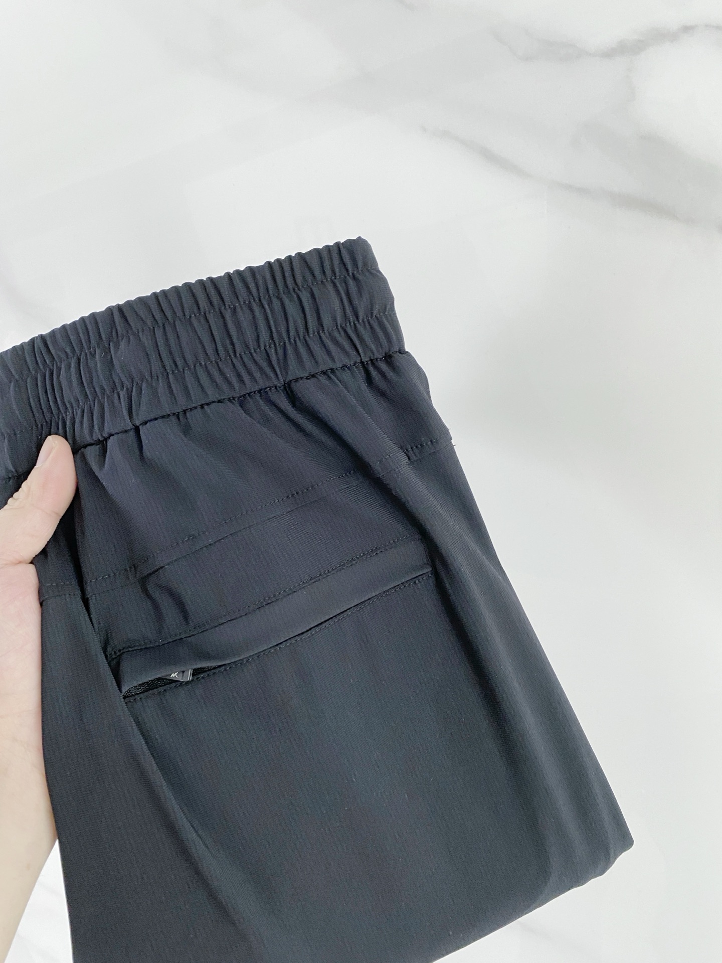 NO:842998,New quick-drying trousers Arc'teryx series men's lightweight, flexible and quick-drying three-dimensional tailoring casual trousers. The cut is slimmer and more suitable for sports. The texture is wear-resistant and enhanced. The overall style combines the elements of the ROCK series. Features: TerraTex fabric is elastic, soft and comfortable. This fabric has excellent durability, breathability and moisture wicking performance. Positioned as lightweight and quick-drying, slim fit. Fabric 90 nylon 10 elastic fiber  Casual and slim fit, new color, black, gray, black, size M—3XL, arc'teryx,19860909新款速干长裤 始祖鸟系列男款轻便灵活快干立体剪裁休闲裤,裁剪更修身, 更加适合运动,质感耐磨有增强, 整体风格糅合了ROCK系列元素. 特点采用TerraTex面料,富有弹性、柔软舒适, 此面料具有优异的耐用性、透气性和吸湿排汗性能. 定位轻便快干 剪裁修身剪裁. 面料90 锦纶 10 弹性纤维 休闲修身型全新 颜色黑色,灰色,黑色 尺码M—3XL,arc'teryx,,Men's clothing