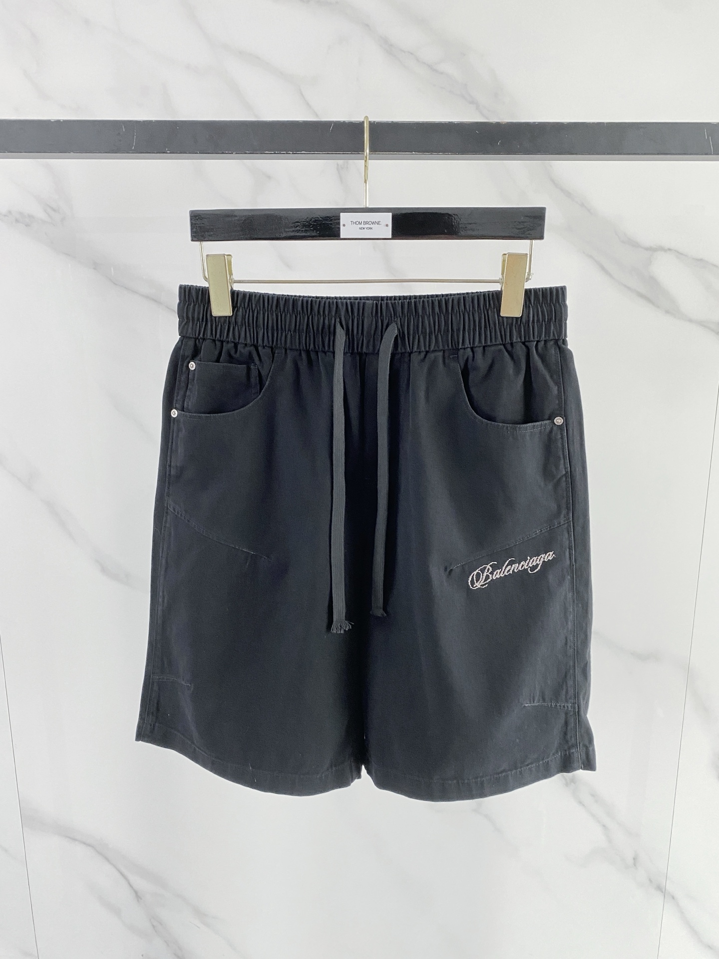 NO:843045,Balenciaga Workwear Series Casual Shorts 26FW Spring and Summer New Style A new interpretation of aesthetics, a strong sense of style and fashion, with a strong sense of detail and design. The classic brand logo is used as a color combination to interpret classic brand fashion and add luster to the overall look. Imported cotton fabric is soft and comfortable. The inner fabric is smooth and comfortable, simple and full of unique charm.  The pants are embellished with iconic brand logos to highlight the brand style and create a fashionable and diverse look. Soft and comfortable, you can wear it with a T-shirt and go out~ Sizes M-XXL,,balenciaga,balenciaga,shorts,tees,t-shirt,19860909Balenciaga巴黎世家工装系列休闲短裤26FW春夏新款 美学的焕新诠释,演绎浓郁的格调型时尚风范,细节感和设计感强悍.经典品牌标识做为色彩搭配,演绎经典的品牌时尚,为整体造型增光添彩.进口全棉面料,柔软舒适.内里织面平整 舒适度极佳,简洁而富有独特魅力. 裤身上点缀标志性品牌标识,彰显品牌格调,打造时尚多样的造型.柔软舒适,随便搭个T恤就可以出门啦~ 尺码M-XXL,,balenciaga,balenciaga,shorts,tees，t-shirt,,Men's clothing