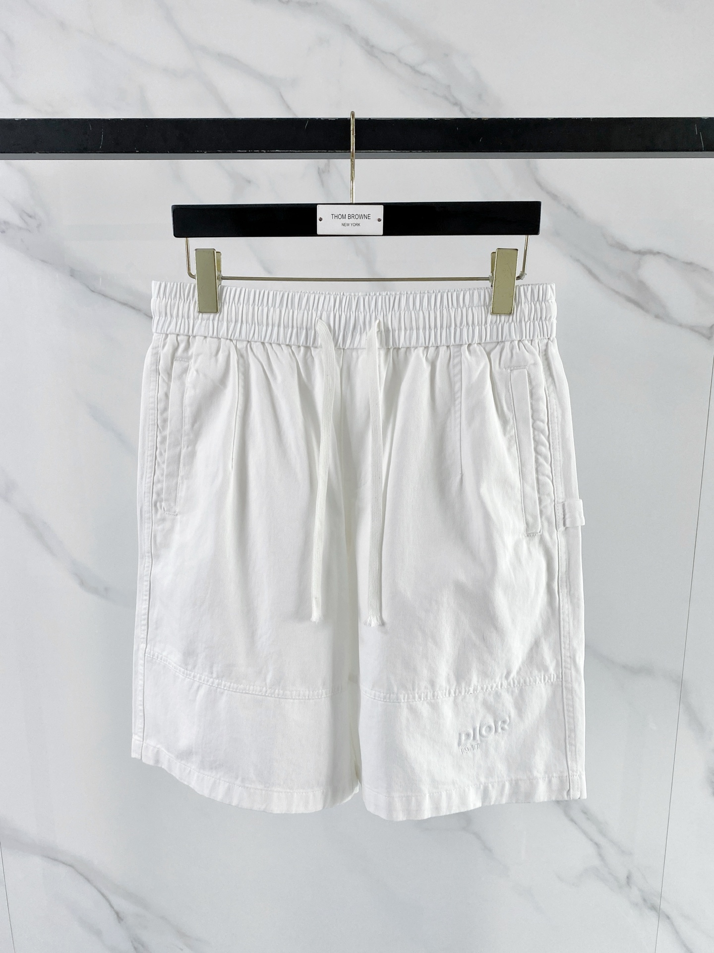 NO:843034,Dior Dior Workwear Series Casual Shorts 26FW Spring and Summer New Style A new interpretation of aesthetics, a strong sense of style and fashion, with a strong sense of detail and design. The classic brand logo is used as a color combination to interpret classic brand fashion and add luster to the overall look. Imported cotton fabric is soft and comfortable. The inner fabric is smooth and comfortable, simple and full of unique charm.  The pants are embellished with iconic brand logos to highlight the brand style and create a fashionable and diverse look. Soft and comfortable, you can just wear a T-shirt and go out~ Sizes M-XXL, dior, dior, shorts, tees, t-shirt,19860909Dior迪奥工装系列休闲短裤26FW春夏新款 美学的焕新诠释,演绎浓郁的格调型时尚风范,细节感和设计感强悍.经典品牌标识做为色彩搭配,演绎经典的品牌时尚,为整体造型增光添彩.进口全棉面料,柔软舒适.内里织面平整 舒适度极佳,简洁而富有独特魅力. 裤身上点缀标志性品牌标识,彰显品牌格调,打造时尚多样的造型.柔软舒适,随便搭个T恤就可以出门啦~ 尺码M-XXL,,dior,dior,shorts,tees，t-shirt,,Men's clothing