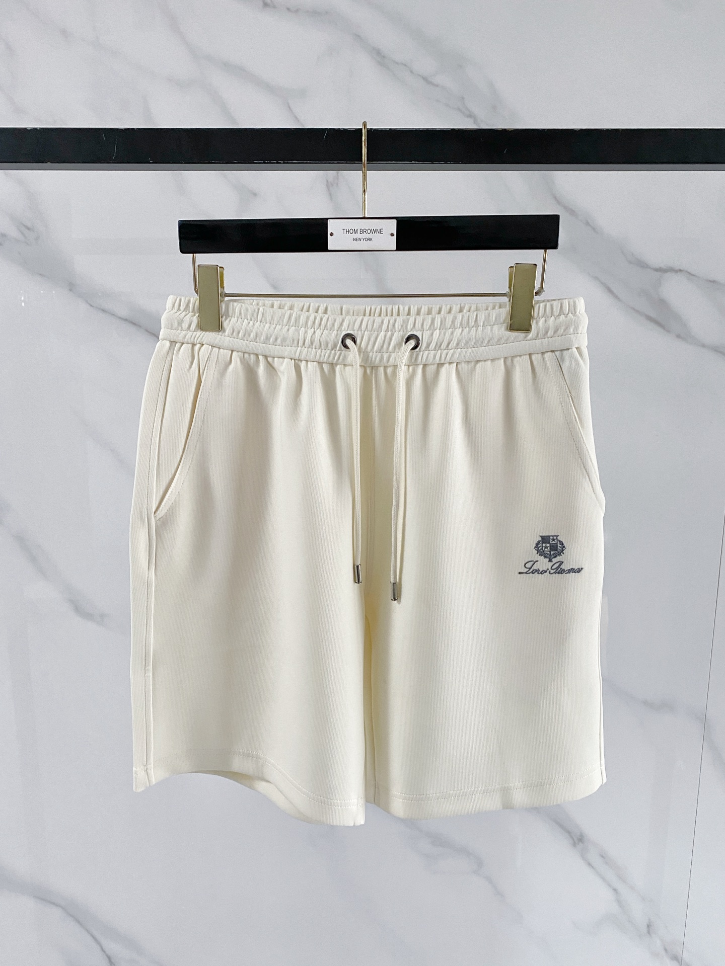 NO:843040,LP Nuoyoupanya shorts 26SS new spring and summer drawstring casual pants. These pants adopt the design of big brands to create a fashionable trend. The details are exquisite and in place, showing super high quality!  This trousers is made of imported nylon supplied by customers. The fabric feels silky and refreshing, has a super light texture, and has extremely strong breathability and moisture absorption properties. It is very cool and comfortable to wear in summer and will not feel stuffy. Such high-end fabrics are not comparable to those of low-end products on the market!  Just close your eyes and stop!  Size M-XXXL,,loro piana,shorts,19860909LP诺悠翩雅短裤26SS春夏新款抽绳休闲裤,这款裤采用大牌的设计打造时尚潮流感,细节处理精致到位,展现超高的品质！ 这款裤装采用客供进口锦纶,面料手感丝滑清爽,超级轻薄的质感,透气与吸湿性能极为强大,夏天穿着非常凉爽舒适,不会觉得闷热,如此高端的面料不是一般市面LOW可以媲美的！赶紧闭眼收吧！ 尺码M-XXXL,,loro piana,shorts,,Men's clothing