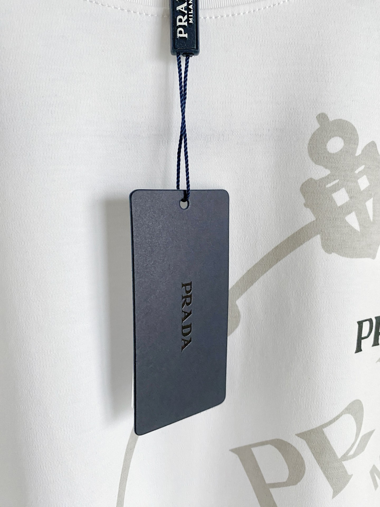 普拉达🌟精品面料🌟2026春夏新款首发专柜最新款短袖圆领T恤 高端订制 设计前卫时尚！品牌logo重工艺