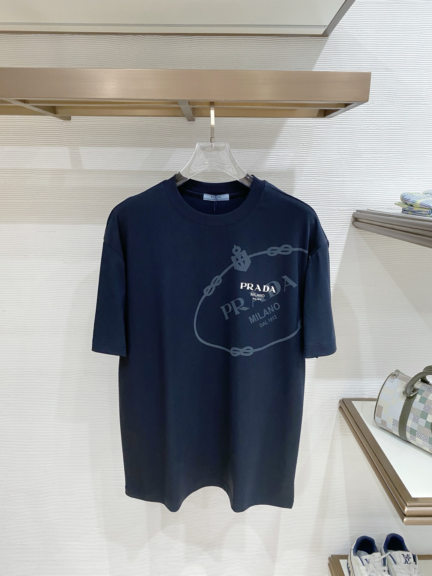 NO:840956,Prada boutique fabrics 2026 spring and summer new style debut counter latest short-sleeved round neck T-shirt, high-end customization, avant-garde and fashionable design!  The brand logo is designed with heavy craftsmanship. High-end customized double-ply high-end fabrics. Soft to the touch. Comfortable to wear. Exquisite stitching at the counter level. Fine workmanship. The upper body effect is incomparably handsome!  A must-have item for a stylish man!  Color Black White Blue Size M-XXL, prada, T-shirt, tees, t-shirt,19860909普拉达精品面料 2026春夏新款首发专柜最新款短袖圆领T恤 高端订制 设计前卫时尚！品牌logo重工艺设计 高端定制双股高定面料.手感柔软.穿着舒适.专柜级别精致车线.做工精细.上身效果无敌帅气！型男必备单品！ 颜色黑色 白色 蓝色 码数M-XXL,,prada,T-shirt,tees，t-shirt,,Men's clothing