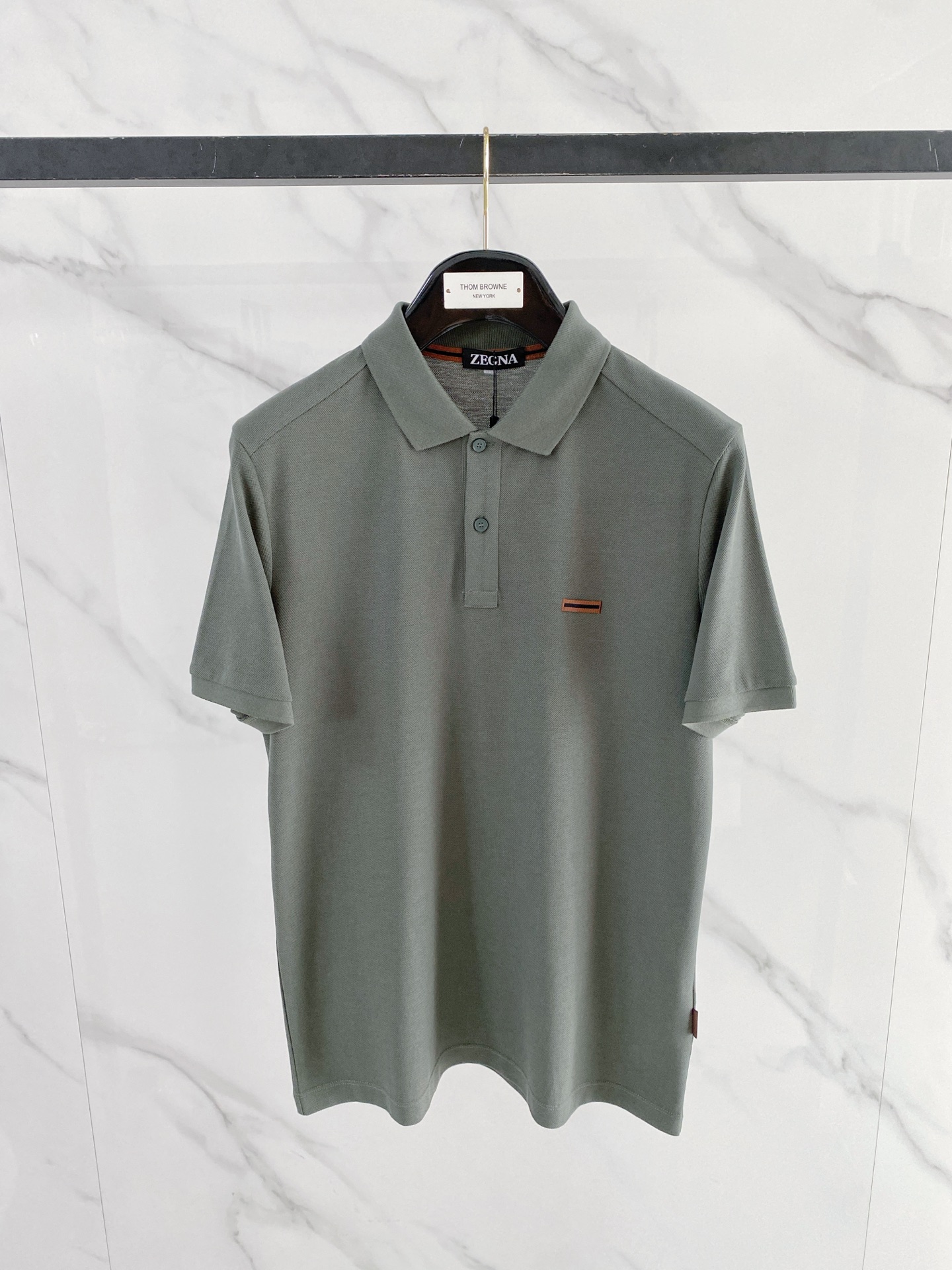 NO:843044,Zegna Zegna 26ss premium men's business casual pique cotton lapel POLO shirt, sold through trading company channels, sourced from the original factory, a favorite among high-end tasters, new in spring and summer of 2026, in perfect condition!  !  The high-grade materials imported from Egypt are selected from the finest long-staple cotton raw materials with excellent sunlight in the Nile River area. They are woven and dyed in a century-old Italian workshop. It is an extremely luxurious and special material. The fabric properties are all excellent. The mesh structure is fine and natural, the gloss is excellent, the comfort and breathability are perfect, the tactile experience is self-evident, and the ultimate luxury enjoyment!  The details are exquisite, the appearance is first-class, the fashionable two-button placket design, equipped with a unique jacquard collar, the color is versatile, and the upper body effect is first-class. It is quite fashionable and can easily highlight the temperament. It is very capable and has an excellent age-reducing effect. It is a POLO shirt that shows great taste. It is a perfect item for urban high-end business commuting and leisure!  Size 48-58, size 50, shoulder width 44, bust 104, length 68,,zegna,19860909Zegna杰尼亚26ss高级男士商务休闲珠地棉翻领POLO衫,贸易公司渠道货,源自原厂代工出品,高端品鉴心水之物,26年春夏新品,品相完美如斯！！ 客供埃及进口高级物料,甄选尼罗河区域光照极好的上等长绒棉花原料,经过意大利百年工坊定织定染而成,极为奢华特殊的材质,面料属性皆为上乘,网眼结构细腻自然,光泽感极好,舒适性与透气性完美兼备,触感体验不言而喻,奢华极致享受！ 细节精湛考究,品相一流,时尚两扣开合门襟设计,搭载别致提花领,配色万能百搭,上身效果一流,颇具时髦亦显极易凸显出气质感,干练十足,减龄效果亦非常出色,属于非常彰显品位的一款POLO衫,都市高端商务通勤与休闲完美兼备的单品！ 尺码48-58 50码 肩宽44 胸围104 衣长68,,zegna,,Men's clothing