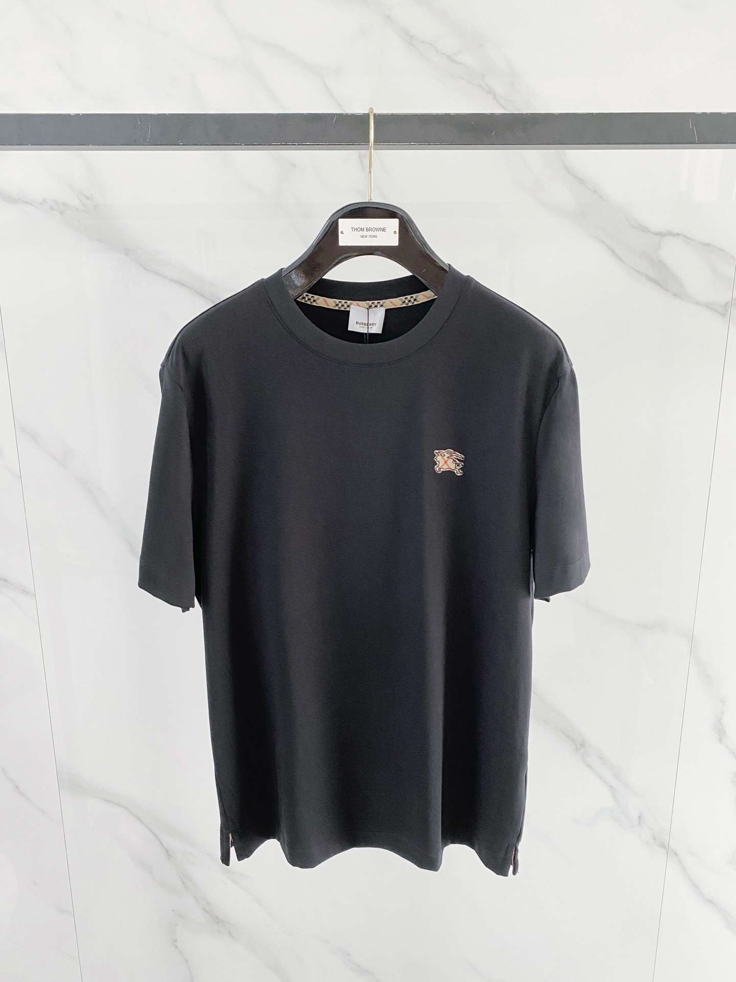 NO:843053,High-end series Burberry 2026 spring and summer new men's round-neck short-sleeved T-shirt, high-end ready-to-wear European product series, a single product with great sense of design, embroidery design on the front chest, top-notch Lycra cotton fabric supplied by foreign merchants, extremely comfortable to use  It is breathable, has positive skin-friendly properties, subverts the comfort experience brought by traditional fabrics, and has exquisite craftsmanship and accessories. The brand pattern on the chest is uniquely designed and has a strong style. The original tailoring at the counter and meticulous detail processing better highlight its quality. It is a must-have for street fashionistas.  Size M-4XL,,burberry,burberry,T-shirt,tees,t-shirt,19860909高端系列Burberry巴宝莉2026年春夏新款男士圆领短袖T恤,高端成衣欧货系列,极具设计感的一款单品,前胸工艺刺绣设计,顶级外商客供莱卡棉面料,上手极微舒适透气,亲肤性积极,颠覆传统面料所带来的舒适体验,工艺辅料考究.胸前品牌图案以独特设计,风格性极强.专柜原版剪裁,一丝不苟细节处理更佳彰显其品质,街头时尚达人必入. 尺码M-4XL,,burberry,burberry,T-shirt,tees，t-shirt,,Men's clothing