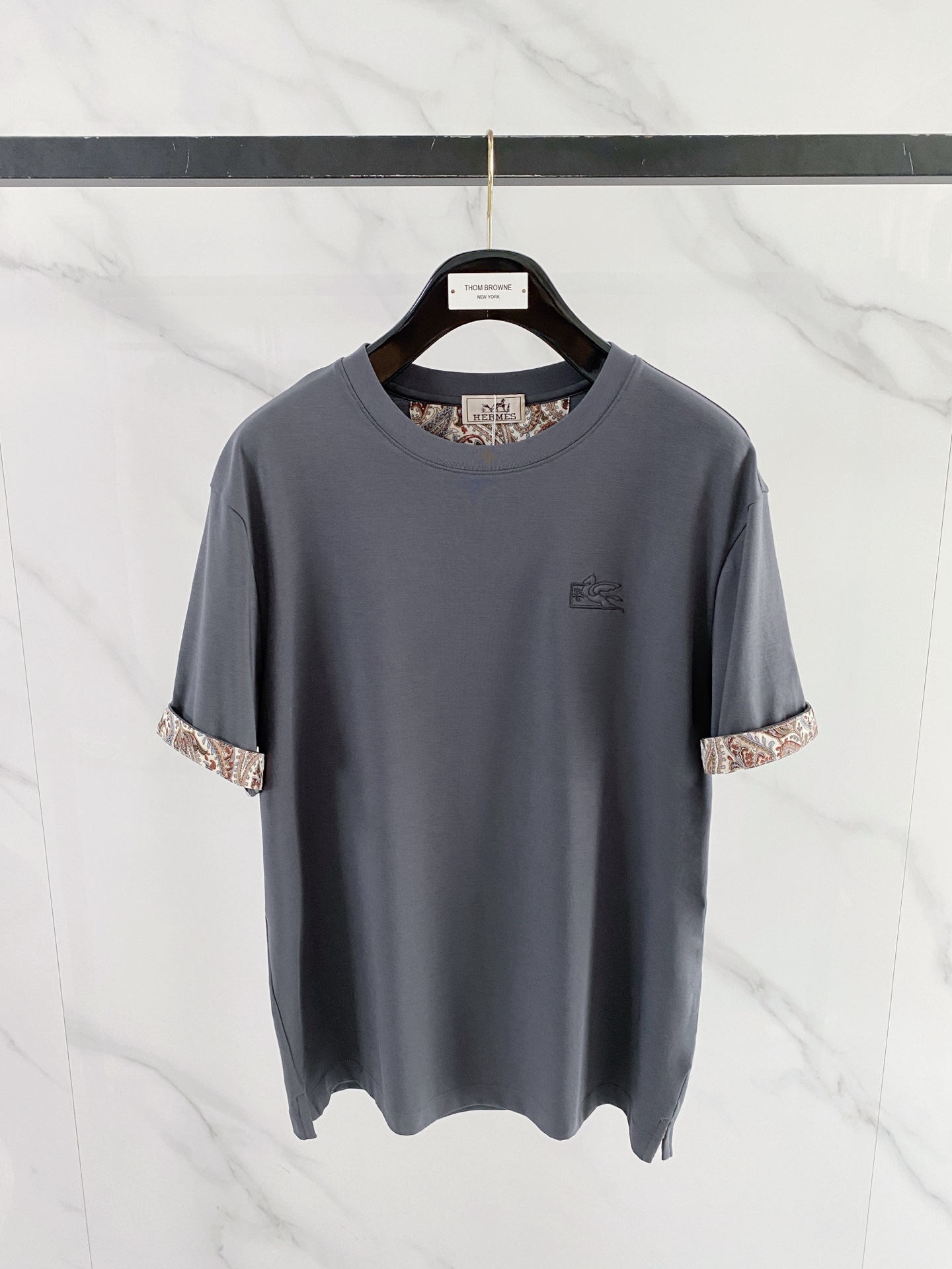 NO:843016,High-end series Hermes 2026 spring and summer new men's round-neck short-sleeved T-shirt, high-end ready-to-wear European product series, a single product with great sense of design, butterfly + patchwork leather collar design on the chest, Lycra cotton fabric supplied by top foreign merchants, extremely comfortable to use  It is breathable, has positive skin-friendly properties, subverts the comfort experience brought by traditional fabrics, and has exquisite craftsmanship and accessories. The brand pattern on the chest is uniquely designed and has a strong style. The original tailoring at the counter and meticulous detail processing better highlight its quality. It is a must-have for street fashionistas.  Size M-XXXL,,hermes,hermes,T-shirt,tees,t-shirt,19860909高端系列Hermes爱马仕2026年春夏新款男士圆领短袖T恤,高端成衣欧货系列,极具设计感的一款单品,前胸蝴蝶+拼皮领设计,顶级外商客供莱卡棉面料,上手极微舒适透气,亲肤性积极,颠覆传统面料所带来的舒适体验,工艺辅料考究.胸前品牌图案以独特设计,风格性极强.专柜原版剪裁,一丝不苟细节处理更佳彰显其品质,街头时尚达人必入. 尺码M-XXXL,,hermes,hermes,T-shirt,tees，t-shirt,,Men's clothing