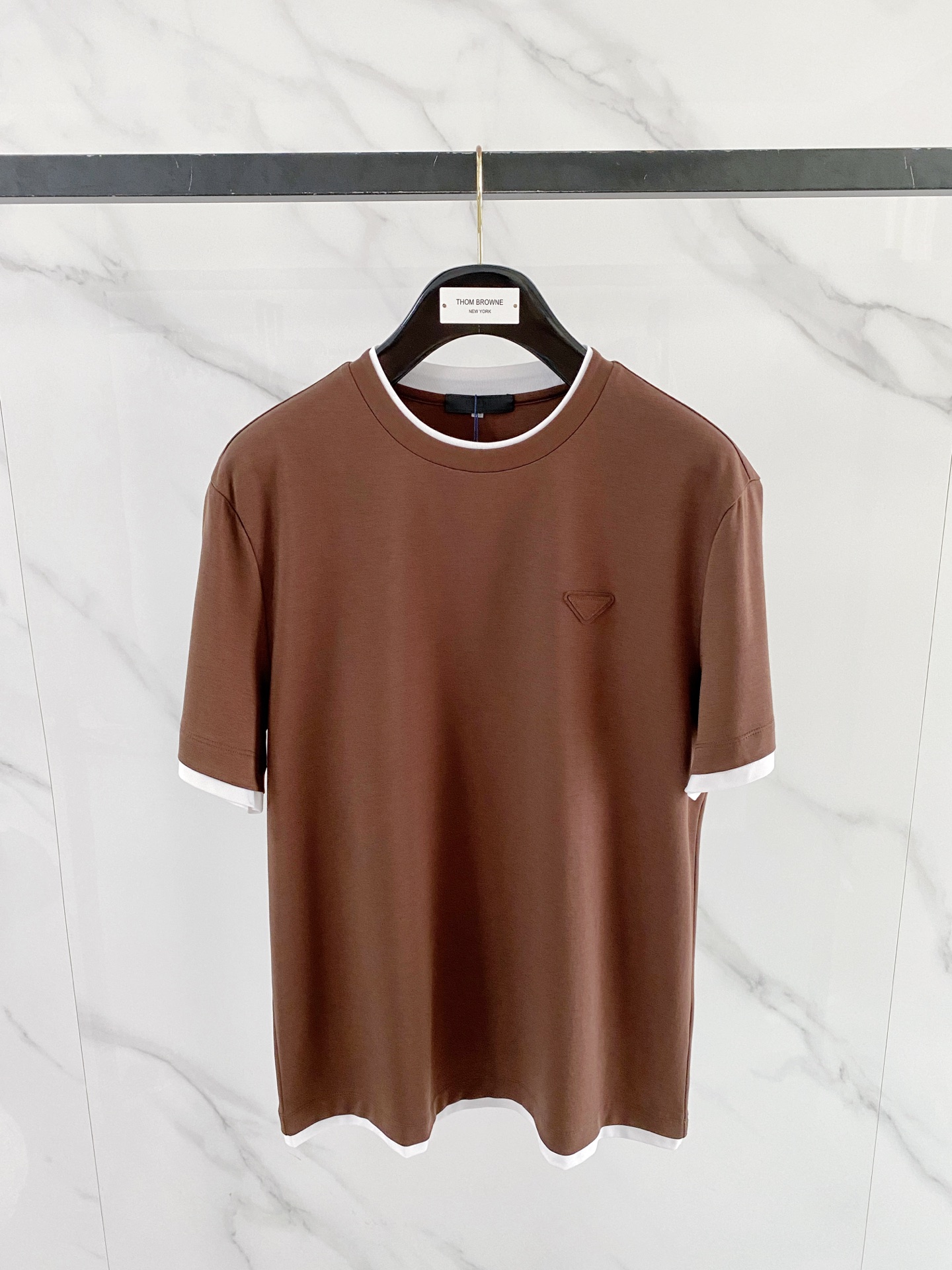 NO:843028,High-end series Prada 26ss new spring and summer short-sleeved T-shirt with minimalist body shape!  Top-grade knitted cotton blended texture. The overall touch is extremely comfortable, full of stretch and skin-friendly effect. Classic short-sleeved. Ordered through trading company channels and sold simultaneously on the official website. Simple and elegant, fashionable and versatile, and the appearance is impeccable!! The quality of the fabric is also of the same high standard as always. It is soft, stylish, breathable and comfortable. The upper body has a good drape and is not easy to deform! It is also not easy to fade!  It makes the overall upper body effect more low-key, luxurious, noble and elegant! It shows a different flavor! Business casual, fashionable and versatile, it is simply a must-have item for every successful man! Size M-4XL,, prada, prada, T-shirt, tees, t-shirt,19860909高端系列 Prada普拉达26ss春夏新品短袖T恤衫 极简的衣身造型！ 顶级针织棉质混纺质地 整体的触感极为舒适,弹力十足亲肤效果高级,经典短袖 贸易公司渠道订单,官网同步发售,简约大气,时尚百搭,品相更是无法挑剔!!面料这块品质也是一如既往的高规格 柔软有型、透气舒适.上身垂感好,不易变形!更不易褪色! 使得整体的上身效果更加的低调奢华,高贵典雅!彰显出别样的风味!商务休闲,时尚百搭,简直是每位成功男士的必备单品! 码数M-4XL,,prada,prada,T-shirt,tees，t-shirt,,Men's clothing
