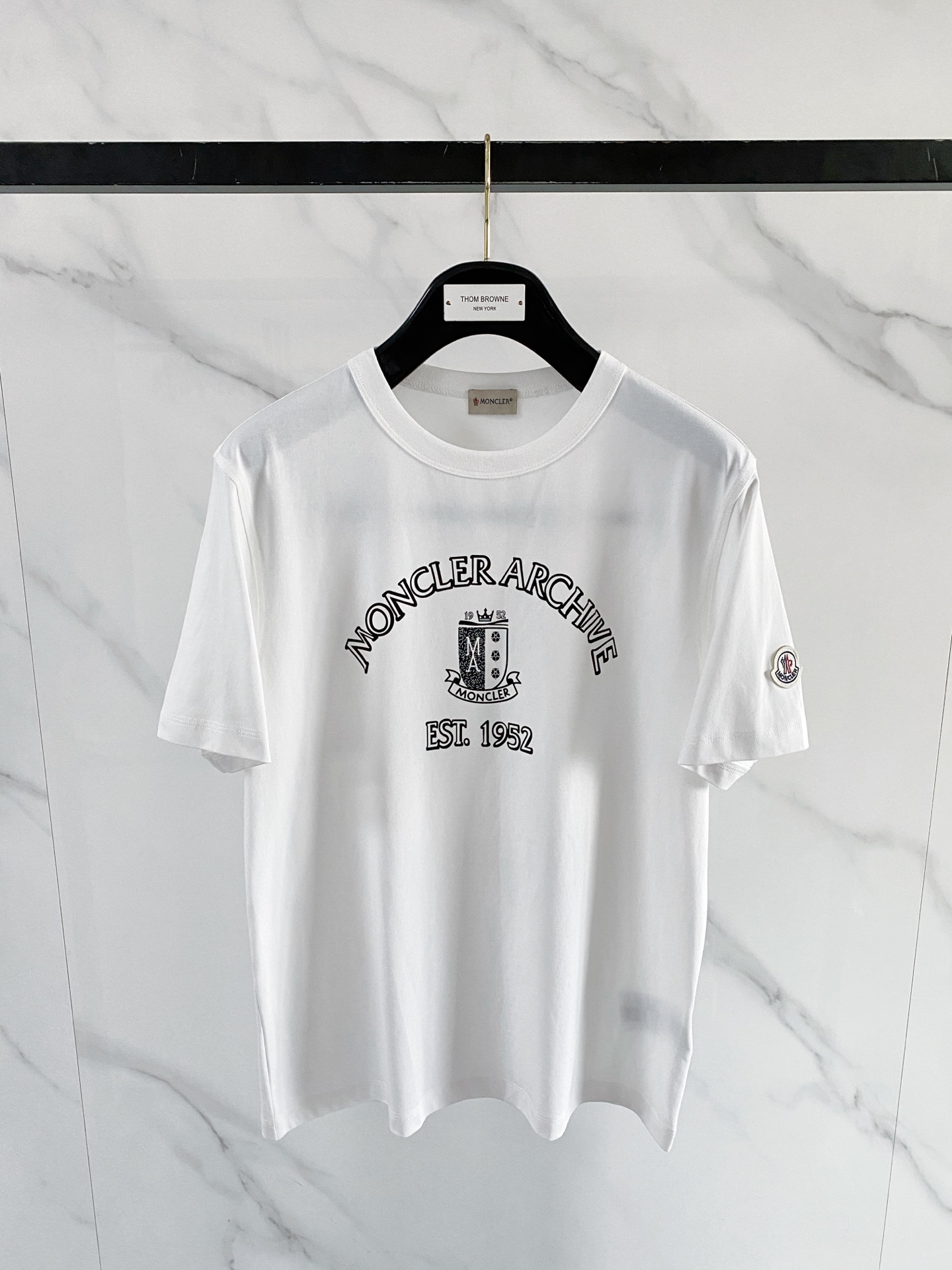 NO:843010,Moncler muzzle, 2026 new short-sleeved T-shirt, handsome and fashionable, top-notch printed letter logo on the chest, simple and versatile. The fabric cotton is not only crisp and maintains the trendy silhouette, but also comfortable to wear, and the yarn is more delicate. Size M-3XL, Moncler, T-shirt, tees, t-shirt,19860909Moncler蒙口、2026新品短袖T恤,帅气时尚,胸前顶级印胶图案字母logo,简约百搭款.面料棉 不仅挺括,保持潮流的廓形,又穿着舒适,纱织更细腻,码数M-3XL,,Moncler,T-shirt,tees，t-shirt,,Men's clothing