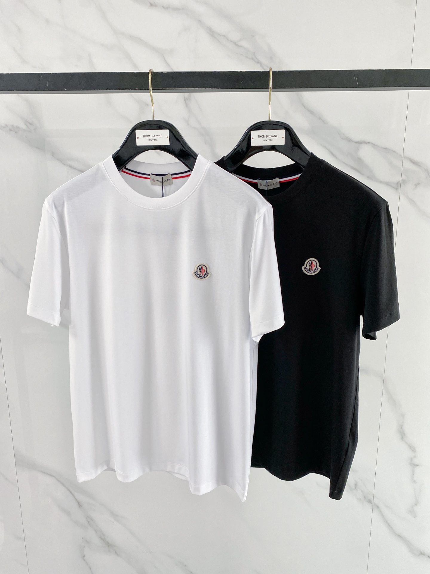 NO:843022,Moncler covers the mouth, 26ss spring and summer new embroidered logo short-sleeved T-shirt!  It is made of Modal double-sided cotton fabric and has been treated with complex and advanced liquid ammonia mercerization. The fabric has a mousse-like skin-friendly and delicate touch, and has the characteristics of being stiff and not easy to wrinkle, durable to wear and wash, and not easy to deform. It is a very high-end and advanced T-shirt fabric. A must-have for spring and summer!  Size M-XXXL,,Moncler,T-shirt,tees,t-shirt,19860909Moncler蒙口、26ss春夏新款刺绣logo短袖T恤！选用莫代尔双面棉面料,并经过复杂先进的液氨丝光整理.让面料拥有慕斯般的亲肤细腻触感,并且具有挺括不易皱, 耐穿洗,不易变形等特性. 是一款非常高端先进的T恤面料.春夏季搭配的必备款！ 尺码M-XXXL,,Moncler,T-shirt,tees，t-shirt,,Men's clothing