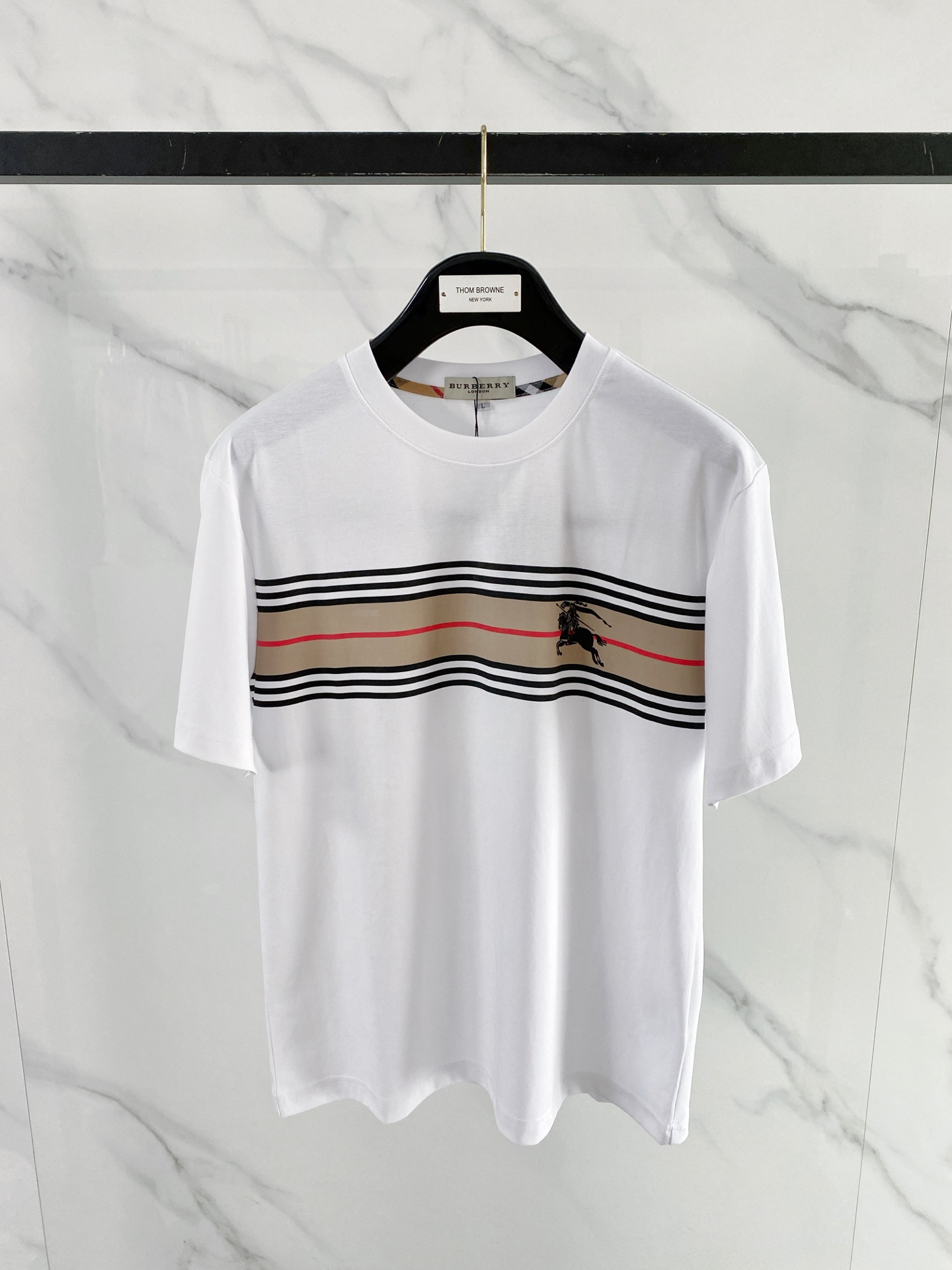 NO:913510,'Burberry' VIP advanced customization!  2026 spring and summer new short-sleeved. This T-shirt is a new product in the summer men's wear series. It is carefully made of imported fabrics with mercerized technology and has a heavy three-dimensional logo to add a casual style. Size M-3XL Recommended reference M120 catties or less (including 120 catties) L121-140 catties XL141-160 catties 2XL161-180 catties  3XL181—200 pounds shipped next day, burberry, burberry, T-shirt, tees, t-shirt,19860909《巴宝莉 Burberry》VIP高级定制！ 2026春夏季新款短袖.这款T恤是夏季男装系列新品,采用丝光工艺进口面料精心制作,重工立体Logo,增添休闲风范.码数 M-3XL 推荐参考 M120斤以内（含120斤） L121—140斤 XL141—160斤 2XL161—180斤 3XL181—200斤隔天出货,,burberry,burberry,T-shirt,tees，t-shirt,,Men's clothing