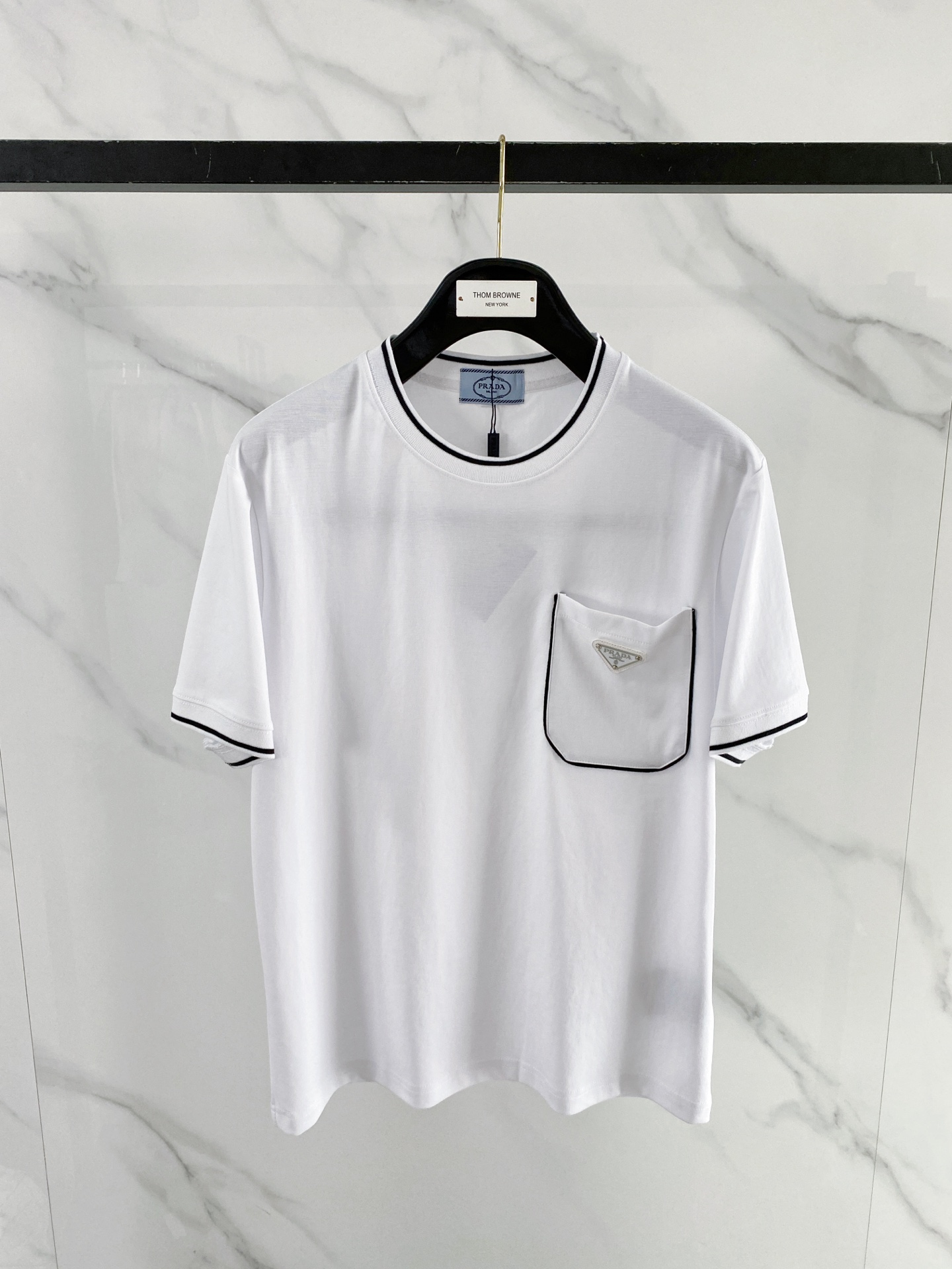 NO:913527,'PRADA' VIP advanced customization!  2026 spring and summer new short-sleeved. This T-shirt is a new product in the summer men's wear series. It is carefully made of imported fabrics with mercerized technology and has a heavy three-dimensional logo to add a casual style. Size M-3XL Recommended reference M120 catties or less (including 120 catties) L121-140 catties XL141-160 catties 2XL161-180 catties  3XL181—200 catties shipped next day, prada, prada, T-shirt, tees, t-shirt,19860909《普拉达 PRADA》VIP高级定制！ 2026春夏季新款短袖.这款T恤是夏季男装系列新品,采用丝光工艺进口面料精心制作,重工立体Logo,增添休闲风范.码数 M-3XL 推荐参考 M120斤以内（含120斤） L121—140斤 XL141—160斤 2XL161—180斤 3XL181—200斤隔天出货,,prada,prada,T-shirt,tees，t-shirt,,Men's clothing