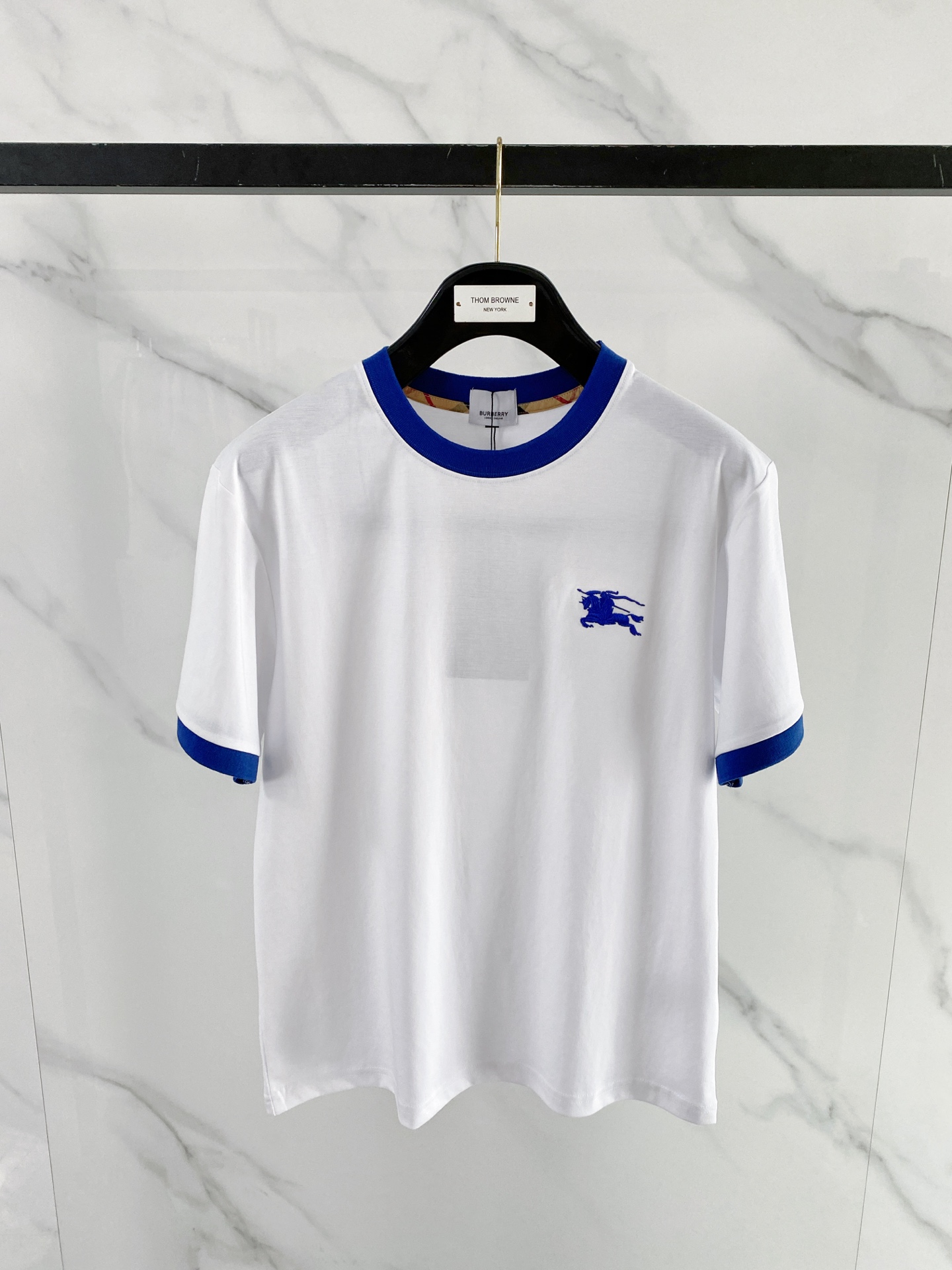 NO:913524,'Burberry' VIP advanced customization!  2026 spring and summer new short-sleeved. This T-shirt is a new product in the summer men's wear series. It is carefully made of imported fabrics with mercerized technology and has a heavy three-dimensional logo to add a casual style. Size M-3XL Recommended reference M120 catties or less (including 120 catties) L121-140 catties XL141-160 catties 2XL161-180 catties  3XL181—200 pounds shipped next day, burberry, burberry, T-shirt, tees, t-shirt,19860909《巴宝莉 Burberry》VIP高级定制！ 2026春夏季新款短袖.这款T恤是夏季男装系列新品,采用丝光工艺进口面料精心制作,重工立体Logo,增添休闲风范.码数 M-3XL 推荐参考 M120斤以内（含120斤） L121—140斤 XL141—160斤 2XL161—180斤 3XL181—200斤隔天出货,,burberry,burberry,T-shirt,tees，t-shirt,,Men's clothing