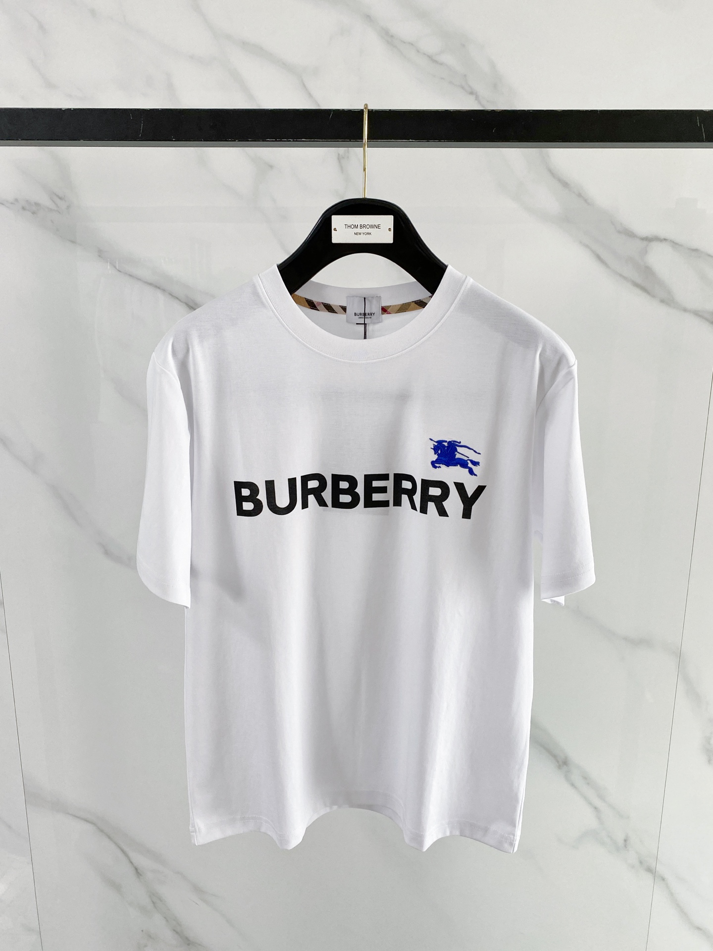 NO:913530,'Burberry' VIP advanced customization!  2026 spring and summer new short-sleeved. This T-shirt is a new product in the summer men's wear series. It is carefully made of imported fabrics with mercerized technology and has a heavy three-dimensional logo to add a casual style. Size M-3XL Recommended reference M120 catties or less (including 120 catties) L121-140 catties XL141-160 catties 2XL161-180 catties  3XL181—200 pounds shipped next day, burberry, burberry, T-shirt, tees, t-shirt,19860909《巴宝莉 Burberry》VIP高级定制！ 2026春夏季新款短袖.这款T恤是夏季男装系列新品,采用丝光工艺进口面料精心制作,重工立体Logo,增添休闲风范.码数 M-3XL 推荐参考 M120斤以内（含120斤） L121—140斤 XL141—160斤 2XL161—180斤 3XL181—200斤隔天出货,,burberry,burberry,T-shirt,tees，t-shirt,,Men's clothing