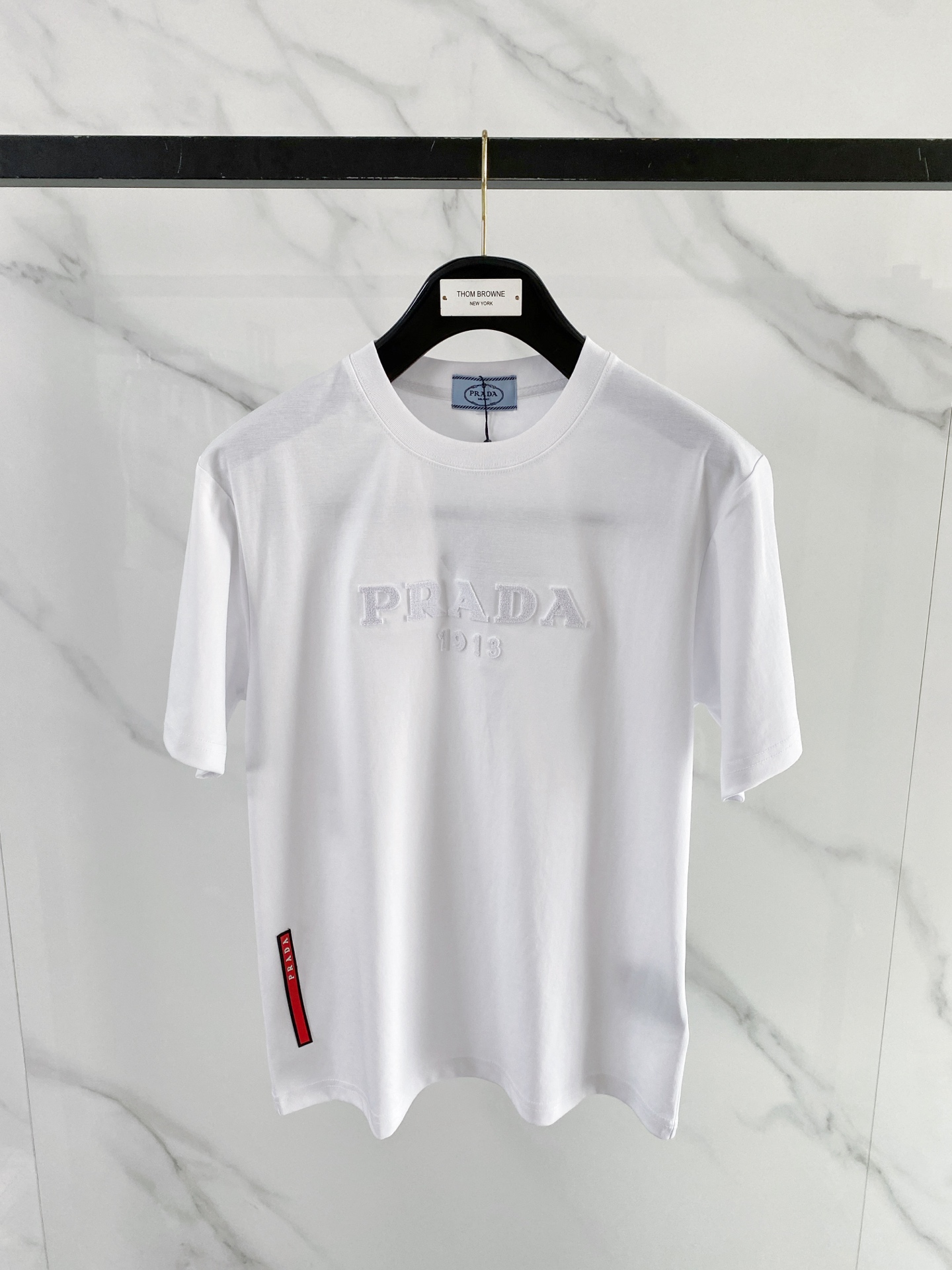 NO:913533,'PRADA' VIP advanced customization!  2026 spring and summer new short-sleeved. This T-shirt is a new product in the summer men's wear series. It is carefully made of imported fabrics with mercerized technology and has a heavy three-dimensional logo to add a casual style. Size M-3XL Recommended reference M120 catties or less (including 120 catties) L121-140 catties XL141-160 catties 2XL161-180 catties  3XL181—200 catties shipped next day, prada, prada, T-shirt, tees, t-shirt,19860909《普拉达 PRADA》VIP高级定制！ 2026春夏季新款短袖.这款T恤是夏季男装系列新品,采用丝光工艺进口面料精心制作,重工立体Logo,增添休闲风范.码数 M-3XL 推荐参考 M120斤以内（含120斤） L121—140斤 XL141—160斤 2XL161—180斤 3XL181—200斤隔天出货,,prada,prada,T-shirt,tees，t-shirt,,Men's clothing