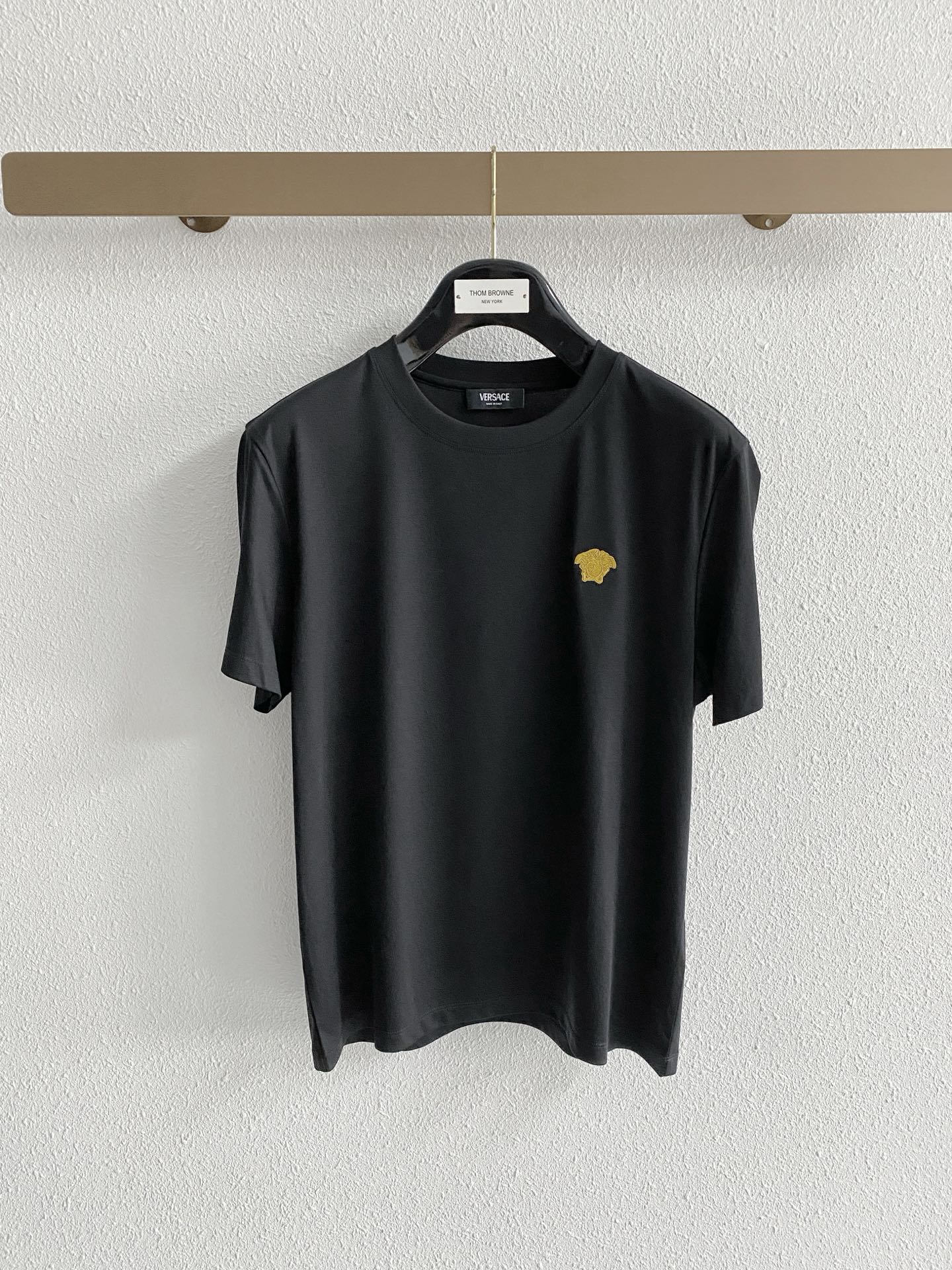 NO:847971,Versace top quality 2026 new short sleeves!  Selected 100-count double-sided mercerized cotton fabric, soft to the touch. Top-grade imported private goods, fashionable short-sleeved design, without losing luxury. The quality is unquestionable. The upper body effect is great, the same style as the luxury official website!  Size M-3XL,,versace,T-shirt,19860909范思哲 顶级品质 2026款新品短袖！精选100支双面丝光棉面料,手感柔软.顶级进口私货,时尚设计潮流短袖,不失奢华 品质毋庸置疑 上身效果超赞,奢华官网同款！尺码M-3XL,,versace,T-shirt,,Men's clothing
