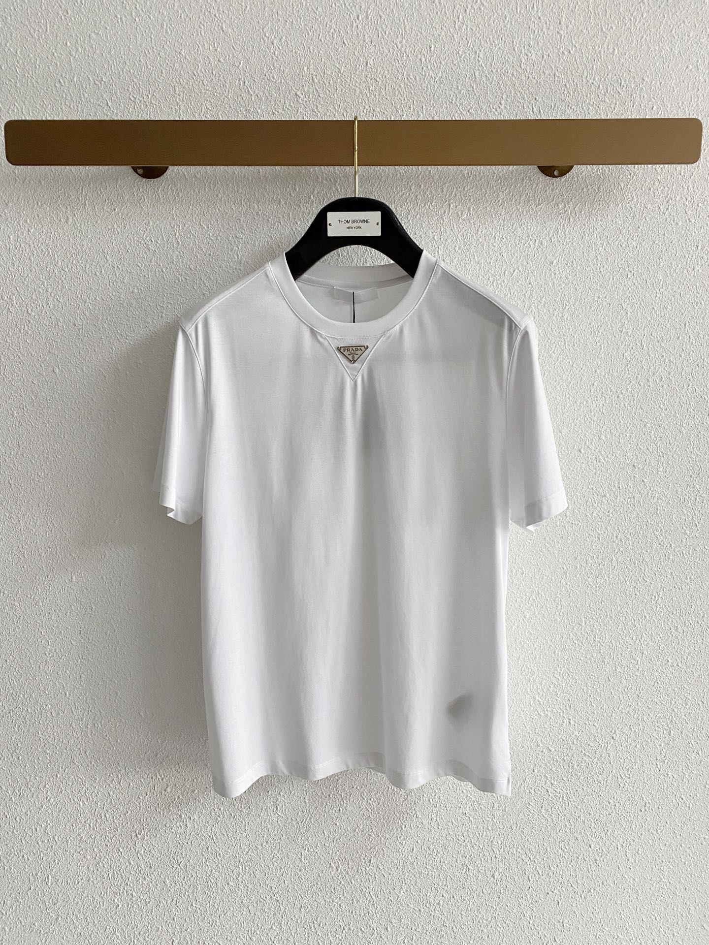 NO:847964,Prada top quality 2026 new short sleeves!  Selected 100-count double-sided mercerized cotton fabric, soft to the touch. Top-grade imported private goods, fashionable short-sleeved design, without losing luxury. The quality is unquestionable. The upper body effect is great, the same style as the luxury official website!  Size M-3XL,,prada,T-shirt,19860909普拉达 顶级品质 2026款新品短袖！精选100支双面丝光棉面料,手感柔软.顶级进口私货,时尚设计潮流短袖,不失奢华 品质毋庸置疑 上身效果超赞,奢华官网同款！尺码M-3XL,,prada,T-shirt,,Men's clothing