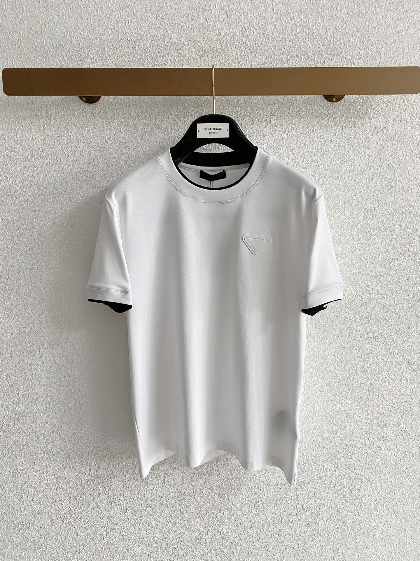NO:847970,Prada top quality 2026 new short sleeves!  Selected 100-count double-sided leather and linen cotton fabrics, soft to the touch. Top-notch imported private goods, fashionable design and trendy short sleeves, without losing luxury. The quality is unquestionable. The upper body effect is great, the same style as the luxury official website!  Size M-3XL,,prada,T-shirt,19860909普拉达 顶级品质 2026款新品短袖！精选100支双面皮麻棉面料,手感柔软.顶级进口私货,时尚设计潮流短袖,不失奢华 品质毋庸置疑 上身效果超赞,奢华官网同款！尺码M-3XL,,prada,T-shirt,,Men's clothing