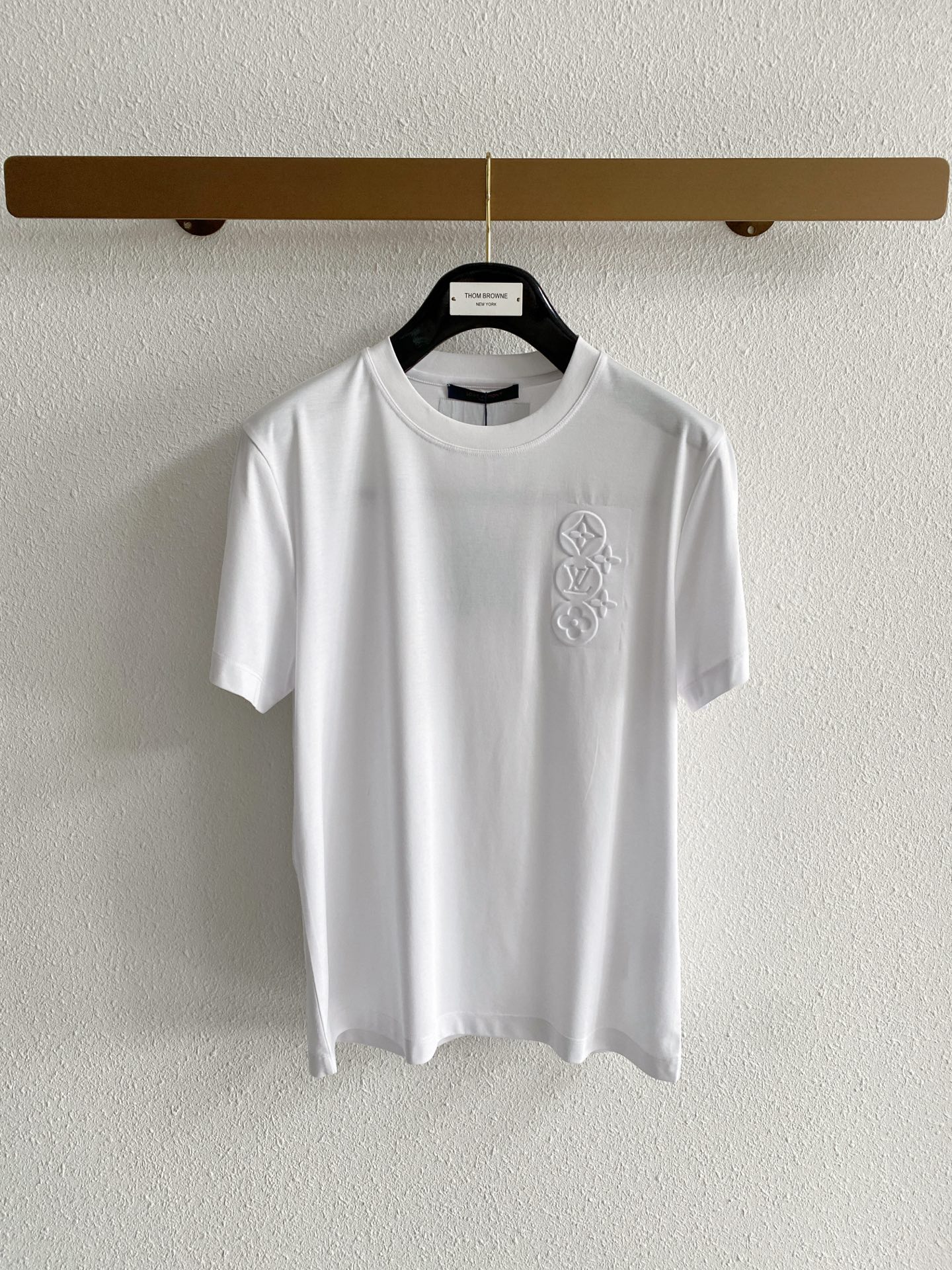NO:847967,1v Louis Vuitton top quality 2026 new short sleeves!  Selected 100-count double-sided leather and linen cotton fabrics, soft to the touch. Top-notch imported private goods, fashionable design and trendy short sleeves, without losing luxury. The quality is unquestionable. The upper body effect is great, the same style as the luxury official website!  Size M-3XL,,louis vuitton,T-shirt,198609091v 路易威登 顶级品质 2026款新品短袖！精选100支双面皮麻棉面料,手感柔软.顶级进口私货,时尚设计潮流短袖,不失奢华 品质毋庸置疑 上身效果超赞,奢华官网同款！尺码M-3XL,,louis vuitton,T-shirt,,Men's clothing