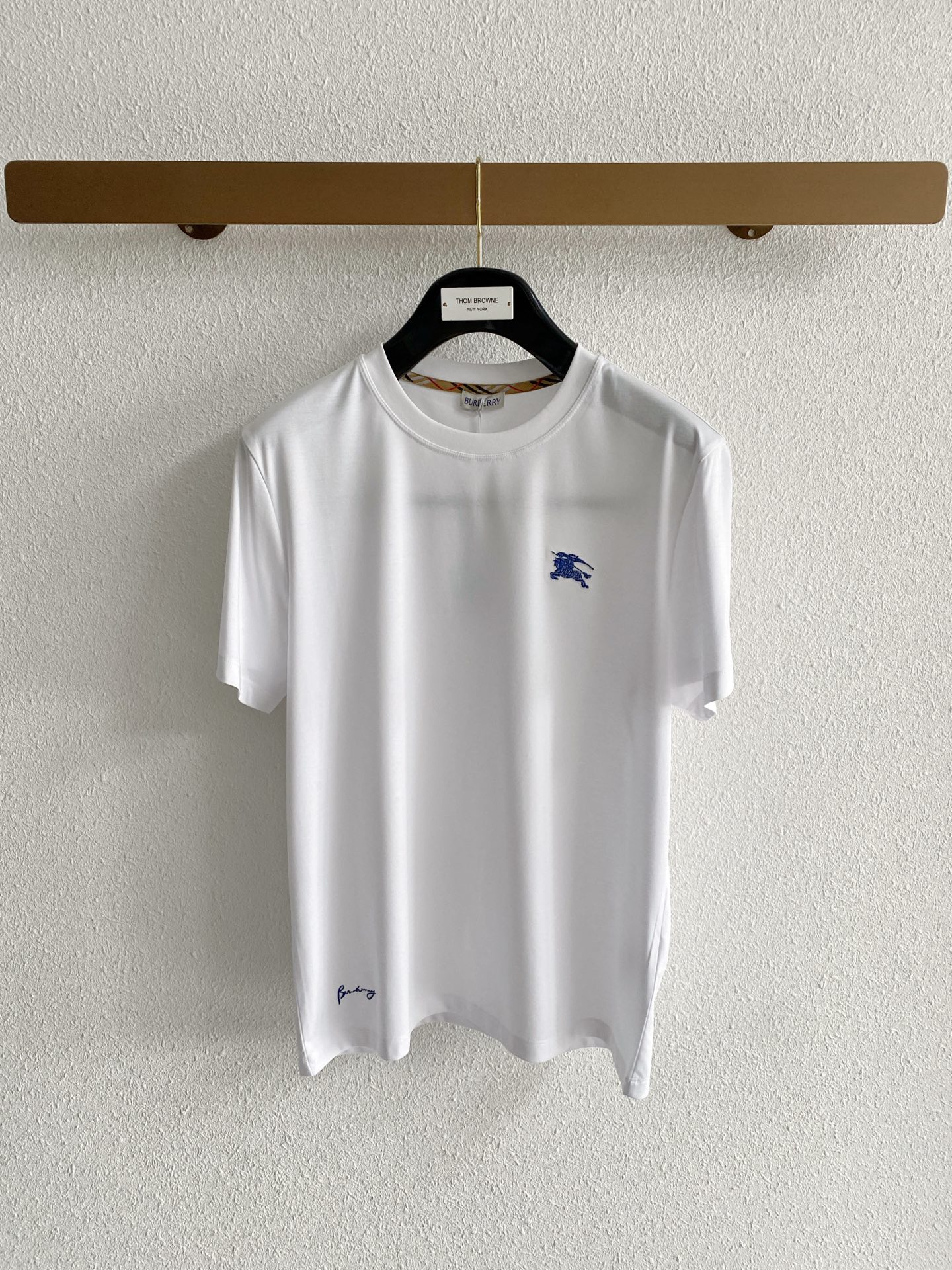 NO:847968,Burberry top quality 2026 new short sleeves!  Selected 100-count double-sided mercerized cotton fabric, soft to the touch. Top-grade imported private goods, fashionable short-sleeved design, without losing luxury. The quality is unquestionable. The upper body effect is great, the same style as the luxury official website!  Size M-3XL,,burberry,T-shirt,19860909巴宝莉 顶级品质 2026款新品短袖！精选100支双面丝光棉面料,手感柔软.顶级进口私货,时尚设计潮流短袖,不失奢华 品质毋庸置疑 上身效果超赞,奢华官网同款！尺码M-3XL,,burberry,T-shirt,,Men's clothing