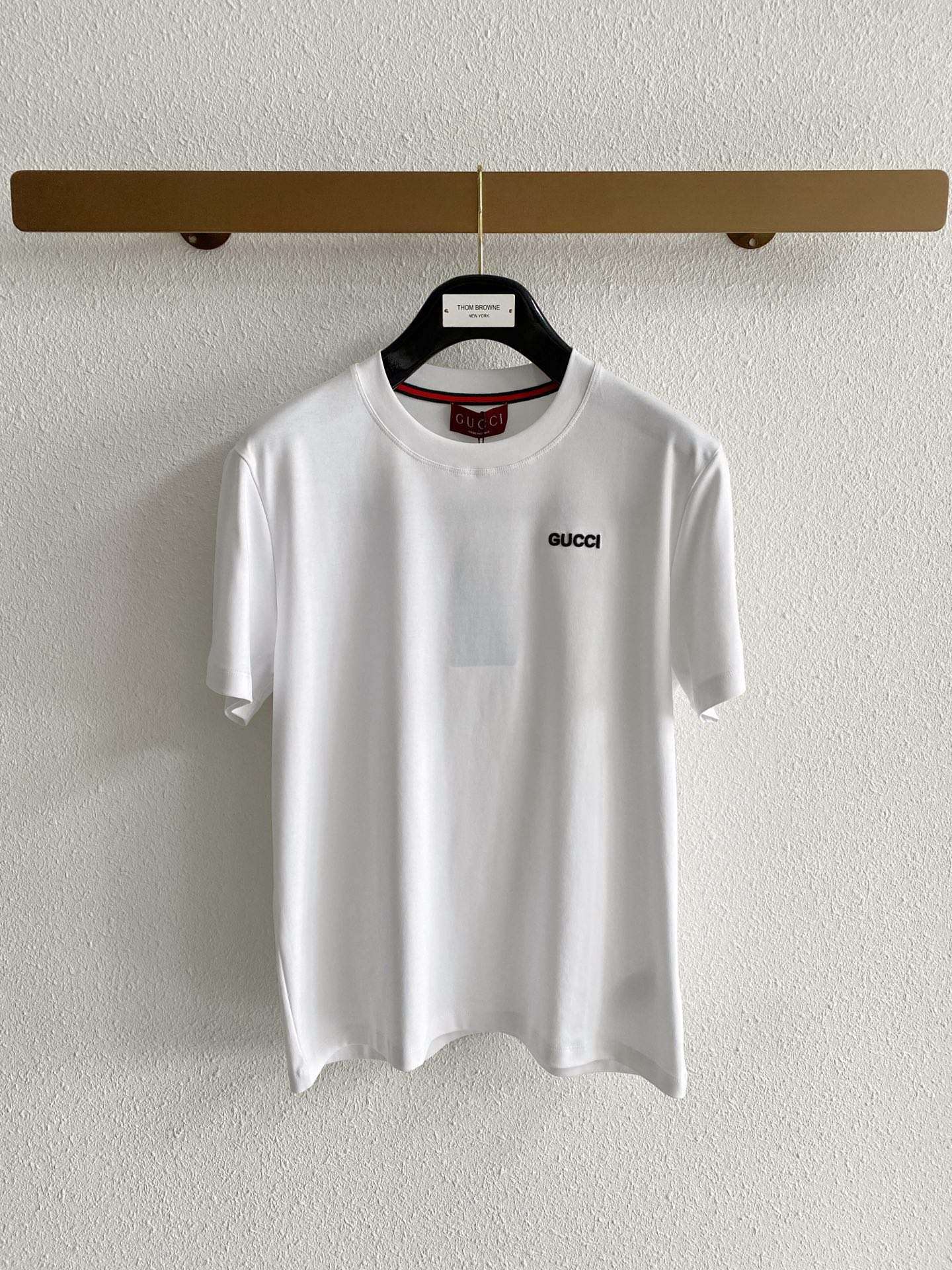 NO:847976,Gucci top quality 2026 new short sleeves!  Selected 100-count double-sided leather and linen cotton fabrics, soft to the touch. Top-notch imported private goods, fashionable design and trendy short sleeves, without losing luxury. The quality is unquestionable. The upper body effect is great, the same style as the luxury official website!  Size M-3XL,,T-shirt,19860909古奇 顶级品质 2026款新品短袖！精选100支双面皮麻棉面料,手感柔软.顶级进口私货,时尚设计潮流短袖,不失奢华 品质毋庸置疑 上身效果超赞,奢华官网同款！尺码M-3XL,,T-shirt,,Men's clothing