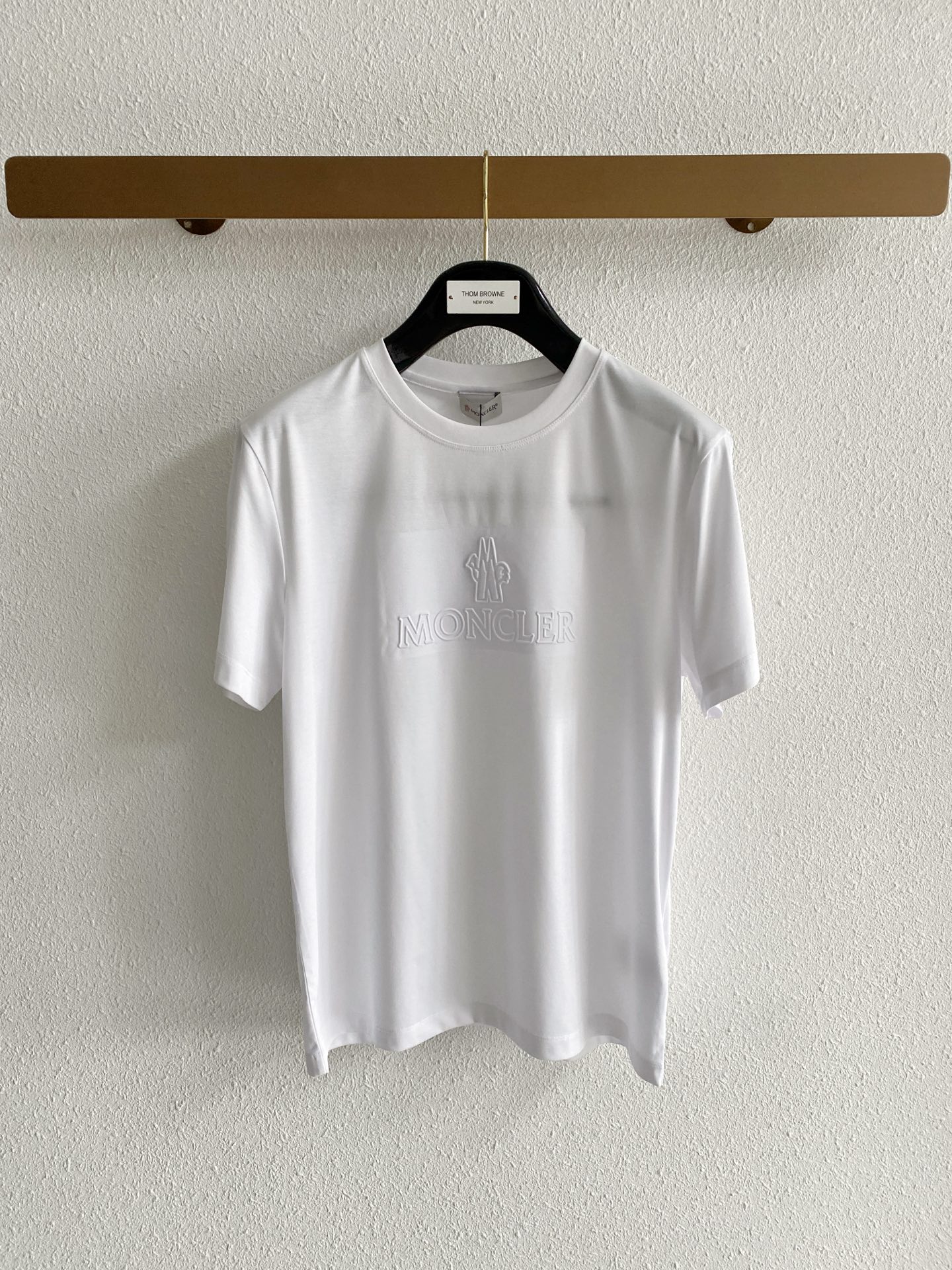 NO:847977,Mouth covering top quality 2026 new short sleeves!  Selected 100-count double-sided mercerized cotton fabric, soft to the touch. Top-grade imported private goods, fashionable short-sleeved design, without losing luxury. The quality is unquestionable. The upper body effect is great, the same style as the luxury official website!  Size M-3XL,,Moncler,T-shirt,19860909蒙口 顶级品质 2026款新品短袖！精选100支双面丝光棉面料,手感柔软.顶级进口私货,时尚设计潮流短袖,不失奢华 品质毋庸置疑 上身效果超赞,奢华官网同款！尺码M-3XL,,Moncler,T-shirt,,Men's clothing