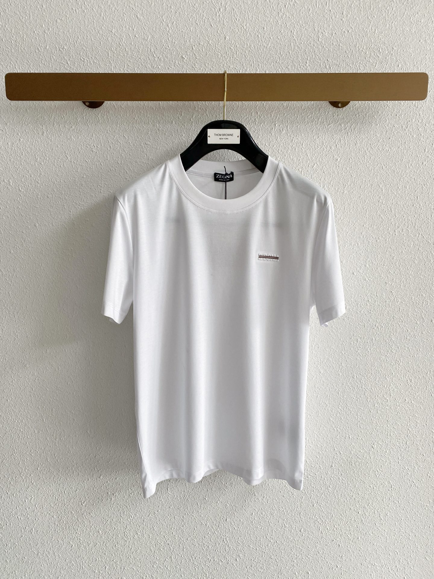 NO:847985,Ermenegildo Zegna top quality 2026 new short sleeves!  Selected 100-count double-sided mercerized cotton fabric, soft to the touch. Top-grade imported private goods, fashionable short-sleeved design, without losing luxury. The quality is unquestionable. The upper body effect is great, the same style as the luxury official website!  Size M-3XL,,zegna,T-shirt,19860909杰尼亚 顶级品质 2026款新品短袖！精选100支双面丝光棉面料,手感柔软.顶级进口私货,时尚设计潮流短袖,不失奢华 品质毋庸置疑 上身效果超赞,奢华官网同款！尺码M-3XL,,zegna,T-shirt,,Men's clothing