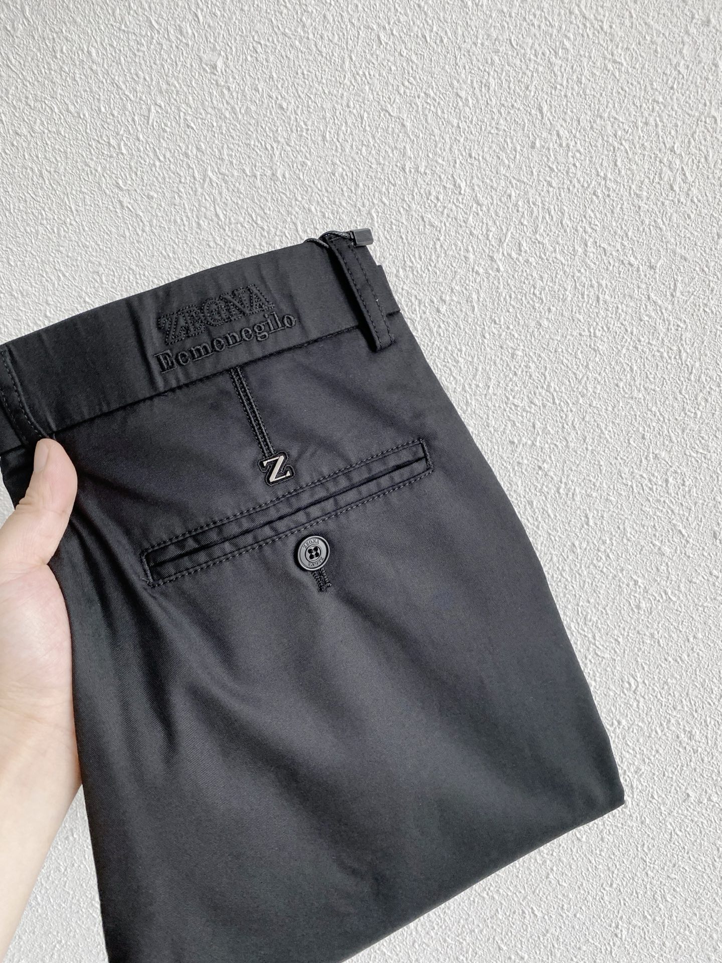 NO:848931,Zegna Zegna 26ss spring and summer light luxury fashion customized casual trousers, simple and capable style, exquisite and excellent quality men's clothing, each style can achieve a balance between design points and comfort. This official website flagship item that has just been launched is also so simple and elegant, versatile and capable. Anyone who is familiar with his brand knows that the sense of quality is very good!  The overall design this time feels very clean. Basically, there are not too many tedious and exaggerated designs. The design focuses on minimalist style. In terms of details, the brand’s own unique LOGO image is indeed embellished and blessed. The hardware buttons are all exclusively customized high-quality metal buckles. The unique style shows the extraordinary style and light luxury aura. It is evenly distributed on the waist placket. The strong charm of a mature man is perfectly reflected in it!  The classic straight cut is easy to wear no matter what style you want to wear it. The crisp silhouette and classic colors have both business elegance and casual fashion elegance. Needless to say, get one now, it will definitely make you feel that it is worth your money!  !  Size 30-42, 35 or 37,,zegna,19860909Zegna杰尼亚26ss春夏轻奢时尚定制休闲西裤,简洁干练的风格,精致卓越的品质男装,每款的设计点跟舒适度都能做到平衡,刚刚上线的这款官网主打单品亦是如此简洁大方,百搭又干练,熟悉他家品牌的都知道,品质感这块都是拿捏的死死的！ 设计上这次整体感觉还是很干净的,基本上没有太多繁琐浮夸的设计主打极简风格,在细节方面确实做了品牌自家独特的LOGO形象点缀加持,五金纽扣全部都是做了独家定制的高品质金属扣,独特风格彰显不凡的格调与轻奢的气场,均匀的分布在腰间门襟,那种浓浓的成熟男人的魅力就在这其中完美体现出来！经典的直筒版型裁剪,无论你想作为何种风格的穿搭都会得心应手,挺括的版型外加经典的颜色,既有商务的儒雅气质,也有休闲时装的优雅感,真的无需多言,赶紧入手一件吧,绝对会让你感到物超所值！！ 尺码30-42有35无37,,zegna,,Men's clothing