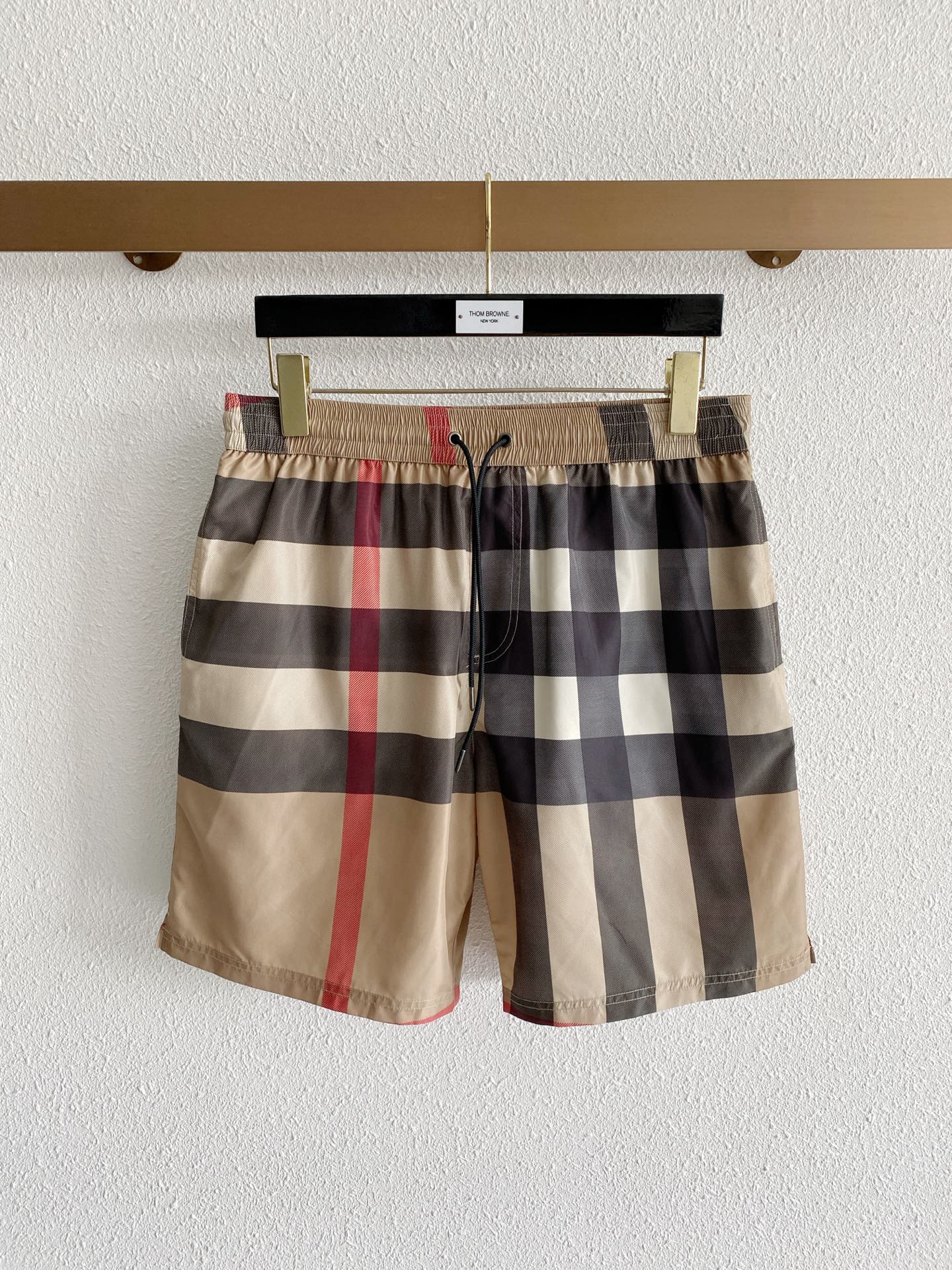NO:848934,Burberry plaid casual shorts are made of custom cross-jacquard plain fabric. The fabric is comfortable and soft, skin-friendly and breathable. It is decorated with the brand's classic plaid throughout. It has a drawstring elastic cord waistband, black mesh lining inside, and a straight cut version. It can be matched with many types of clothing to create a fashionable look. Customized accessories, complete with three labels, same style for men and women!  Material cotton Loose fit Color plaid Size S/M/L/XL Pants length 454647 48 Waist 76808488 Sitting 108 112 116 120,,burberry,burberry,shorts,19860909Burberry巴宝莉格纹休闲短裤 采用定制交叉提花平纹面料,面料舒适柔软,亲肤透气,全幅饰以品牌经典格纹,抽绳式弹力绳裤腰,内里黑色网布里布,直筒剪裁版型,能与多类型服饰搭配营造时尚造型,定制辅料,三标齐全,男女同款！ 材质棉 版型宽松 颜色格纹 尺码S/M/L/XL 裤长454647 48 腰围76808488 坐围108 112 116 120,,burberry,burberry,shorts,,Men's clothing