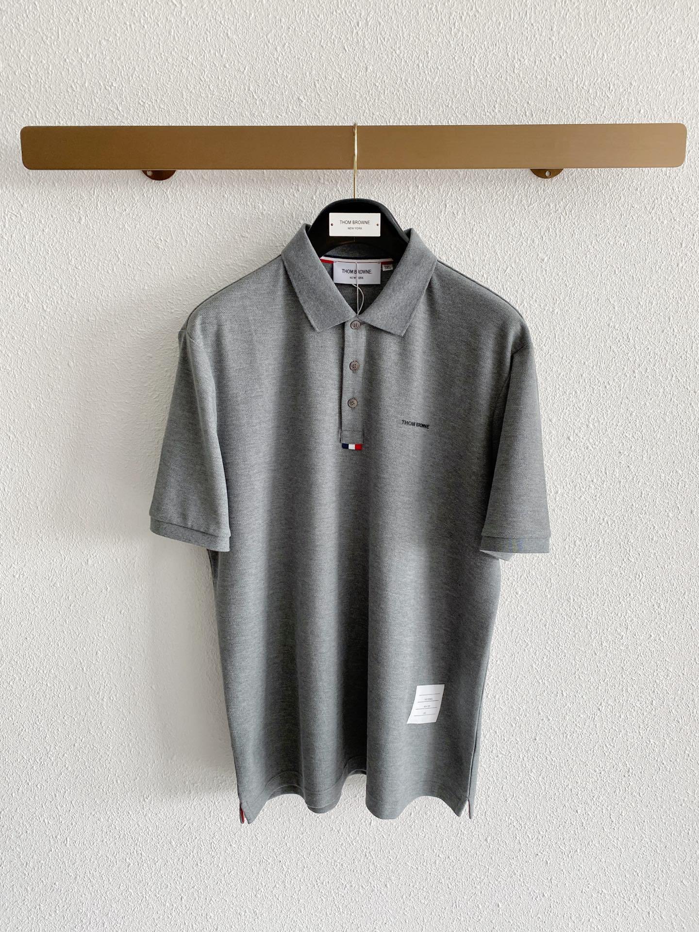NO:848919,thombrowne TB26 spring and summer new model, high-end first-line ace series, perfect word-of-mouth product!  !  100% mesh piqué cotton POLO shirt, selected from the finest long-staple cotton raw materials with excellent light exposure, which is the soft gold in cotton. The output is very rare. It has been custom-woven and dyed in a century-old Italian workshop to create an excellent texture. The fabric attributes are all superior, the texture is fine and natural and soft, with perfect combination of comfort and breathability. The tactile experience is self-evident, and the gloss is excellent!  The details are perfect, with a fashionable three-button placket and a contrasting lapel design, which is quite elegant and high-end. The brand badge logo is decorated on the chest, which is a perfect soul-like embellishment. The iconic coffee-colored webbing element is retained at the hem opening and closing!  The color matching is versatile, and each color can interpret a unique styling effect. It is a polo POLO shirt that highlights your temperament and taste. It is a perfect combination of business and leisure for urban high-end elites and petty bourgeoisie!  Size M-4XL,,thom browne,gold,19860909thombrowne汤姆布朗TB26年春夏新款,高端一线王牌系列,完美口碑化产物！！ 百分百网眼珠地棉面料POLO衫,甄选光照极好的上等长绒棉花原料,属于棉花中的软黄金,产量非常稀有,经过意大利百年工坊定织定染,缔造出极为出色的质感,面料属性皆为上乘,肌理细腻自然柔软,舒适性与透气性完美兼备,触感体验不言而喻,光泽感极好！ 细节完美如斯,时髦三扣开合门襟,搭载撞色的翻领设计,颇为优雅高级,胸前饰有品牌徽章标识体,属于灵魂式的完美点缀,下摆开合处保留了标志性咖色织带元素！ 配色万能百搭,每色都可诠释出别具一格的造型效果,非常凸显气质和品位的一款马球POLO衫,都市高端精英小资商务与休闲完美兼备！ 尺码M-4XL,,thom browne,gold,,Men's clothing