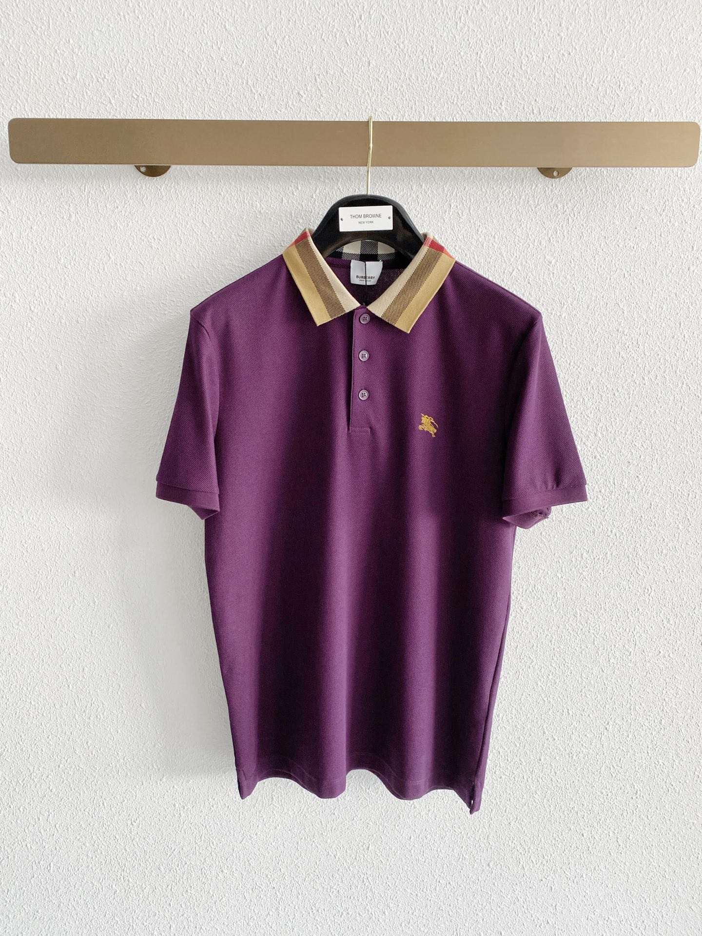 NO:848922,Burberry family premium men's business casual pique cotton lapel POLO shirt, sold through trading company channels, sourced from the original factory, a favorite among high-end tasters, new in spring and summer of 2026, in perfect condition!  !  The high-grade materials imported from Egypt are selected from the finest long-staple cotton raw materials with excellent sunlight in the Nile River area. They are woven and dyed in a century-old Italian workshop. It is an extremely luxurious and special material. The fabric properties are all excellent. The mesh structure is fine and natural, the gloss is excellent, the comfort and breathability are perfect, the tactile experience is self-evident, and the ultimate luxury enjoyment!  The details are exquisite, the appearance is first-class, the fashionable two-button placket design, equipped with a unique jacquard collar, the color is versatile, and the upper body effect is first-class. It is quite fashionable and can easily highlight the temperament. It is very capable and has an excellent age-reducing effect. It is a POLO shirt that shows great taste. It is a perfect item for urban high-end business commuting and leisure!  Size 48-58,,burberry,burberry,19860909Burberry巴宝莉家族高级男士商务休闲珠地棉翻领POLO衫,贸易公司渠道货,源自原厂代工出品,高端品鉴心水之物,26年春夏新品,品相完美如斯！！ 客供埃及进口高级物料,甄选尼罗河区域光照极好的上等长绒棉花原料,经过意大利百年工坊定织定染而成,极为奢华特殊的材质,面料属性皆为上乘,网眼结构细腻自然,光泽感极好,舒适性与透气性完美兼备,触感体验不言而喻,奢华极致享受！ 细节精湛考究,品相一流,时尚两扣开合门襟设计,搭载别致提花领,配色万能百搭,上身效果一流,颇具时髦亦显极易凸显出气质感,干练十足,减龄效果亦非常出色,属于非常彰显品位的一款POLO衫,都市高端商务通勤与休闲完美兼备的单品！ 尺码48-58,,burberry,burberry,,Men's clothing