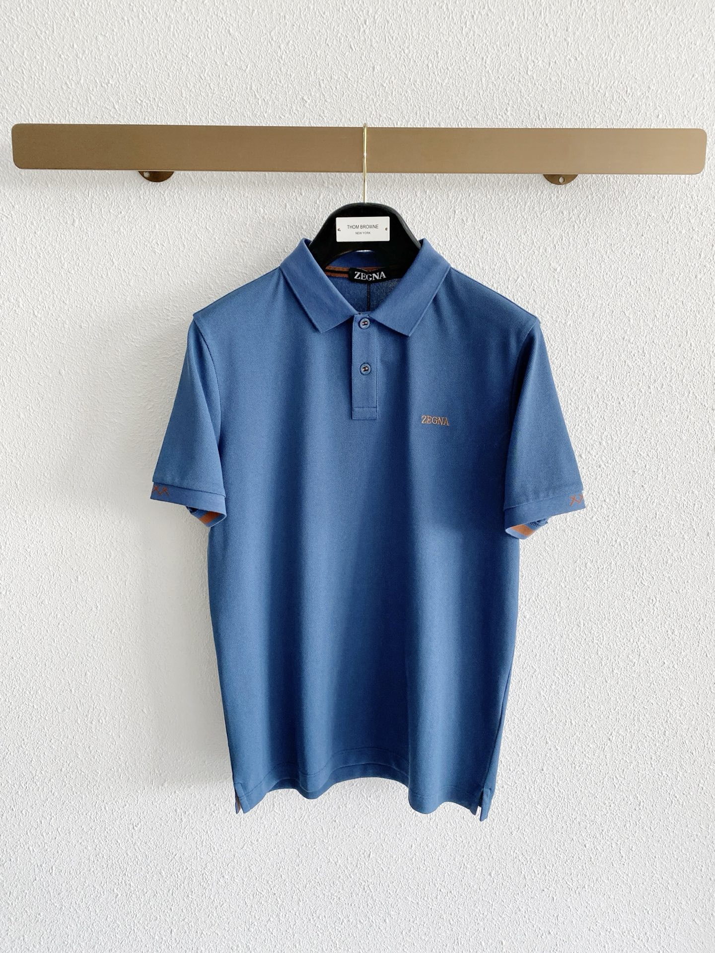 NO:848925,Zegna family's high-end men's business casual pique cotton lapel POLO shirt, sold through trading company channels, sourced from the original factory, a favorite among high-end tasters, new in spring and summer of 2026, in perfect condition!  !  The high-grade materials imported from Egypt are selected from the finest long-staple cotton raw materials with excellent sunlight in the Nile River area. They are woven and dyed in a century-old Italian workshop. It is an extremely luxurious and special material. The fabric properties are all excellent. The mesh structure is fine and natural, the gloss is excellent, the comfort and breathability are perfect, the tactile experience is self-evident, and the ultimate luxury enjoyment!  The details are exquisite, the appearance is first-class, the fashionable two-button placket design, equipped with a unique jacquard collar, the color is versatile, and the upper body effect is first-class. It is quite fashionable and can easily highlight the temperament. It is very capable and has an excellent age-reducing effect. It is a POLO shirt that shows great taste. It is a perfect item for urban high-end business commuting and leisure!  Size 48-58,,zegna,19860909Zegna杰尼亚家族高级男士商务休闲珠地棉翻领POLO衫,贸易公司渠道货,源自原厂代工出品,高端品鉴心水之物,26年春夏新品,品相完美如斯！！ 客供埃及进口高级物料,甄选尼罗河区域光照极好的上等长绒棉花原料,经过意大利百年工坊定织定染而成,极为奢华特殊的材质,面料属性皆为上乘,网眼结构细腻自然,光泽感极好,舒适性与透气性完美兼备,触感体验不言而喻,奢华极致享受！ 细节精湛考究,品相一流,时尚两扣开合门襟设计,搭载别致提花领,配色万能百搭,上身效果一流,颇具时髦亦显极易凸显出气质感,干练十足,减龄效果亦非常出色,属于非常彰显品位的一款POLO衫,都市高端商务通勤与休闲完美兼备的单品！ 尺码48-58,,zegna,,Men's clothing