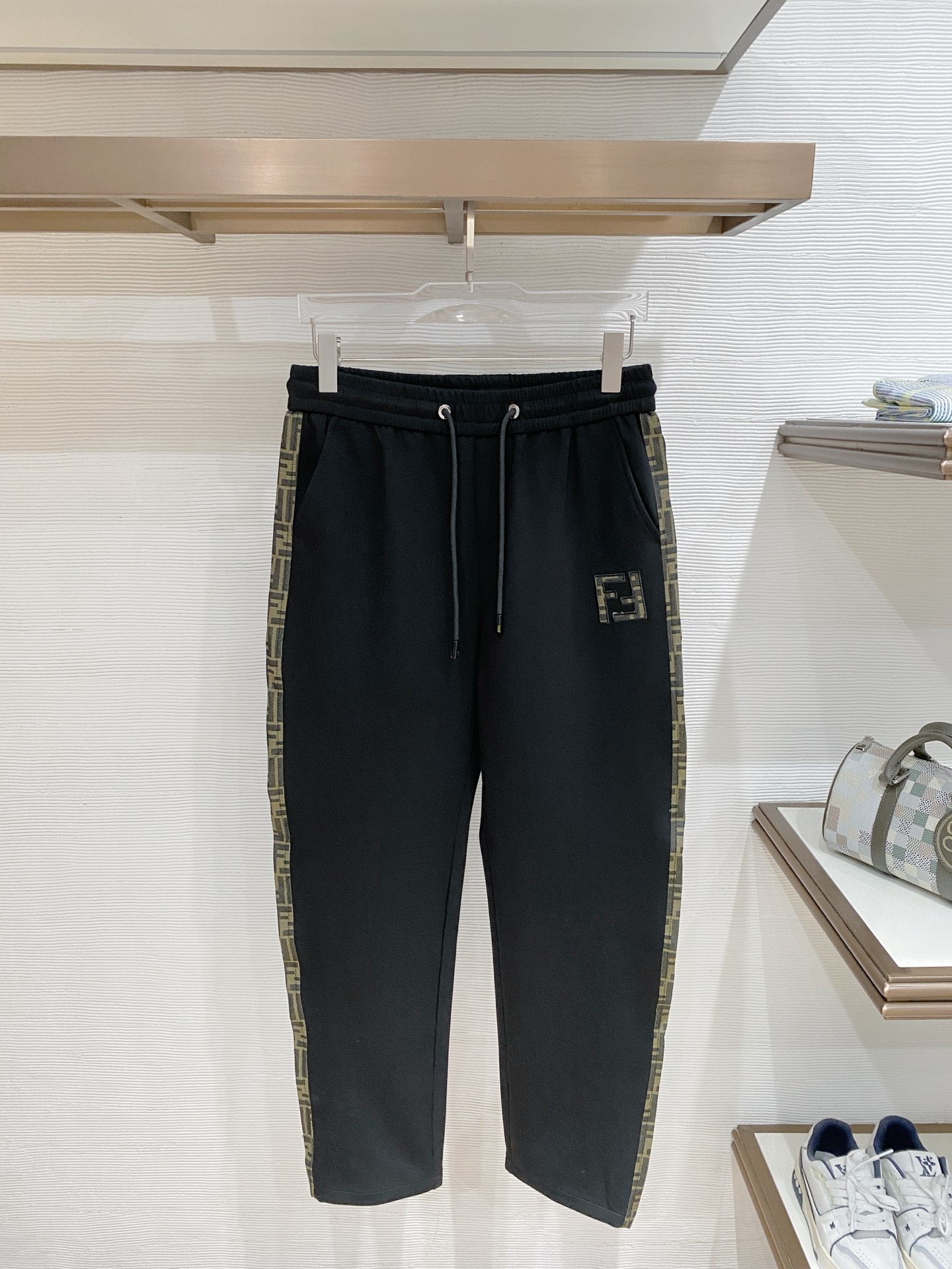 NO:865603,Fendi's top products 2026 new summer casual pants!  The brand's classic LOGO casual pants, customized fabrics, excellent comfort, strong touch. Highly identifiable, perfect appearance and craftsmanship. Black, white, size M-3XL,, fendi,19860909Fendi 顶级货品 2026夏季新款休闲裤！品牌经典LOGO休闲裤 ,定制面料,舒适度极好,手触感强烈.辨识度极高,完美品相工艺. 黑色 白色 尺码M-3XL,,fendi,,Men's clothing